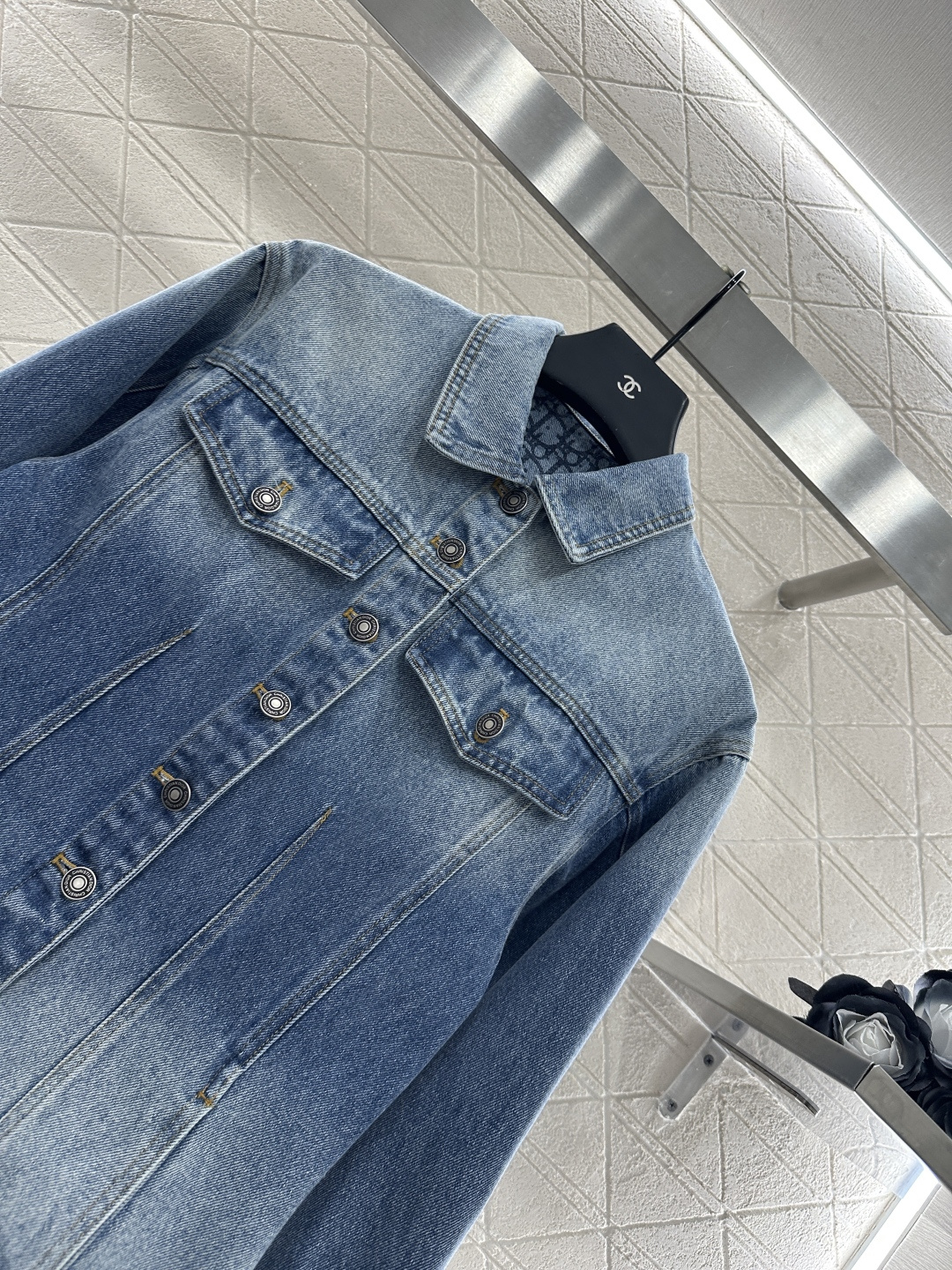 ♥Dio*♥2025新品上架
     廓形牛仔外套
定制YB斜纹棉牛仔材质 多重水洗 呈现出挺括质感 