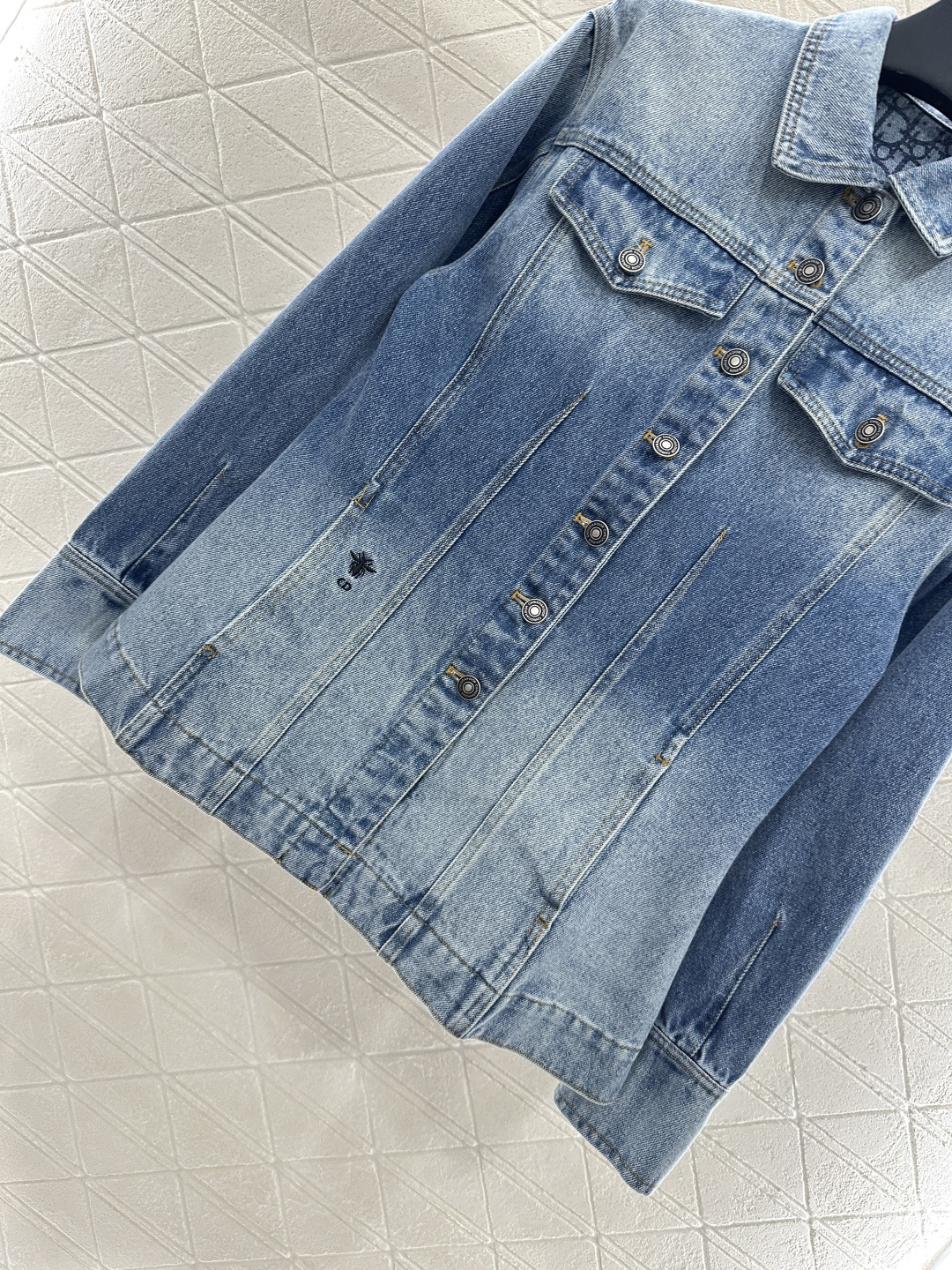 ♥Dio*♥2025新品上架
     廓形牛仔外套
定制YB斜纹棉牛仔材质 多重水洗 呈现出挺括质感 