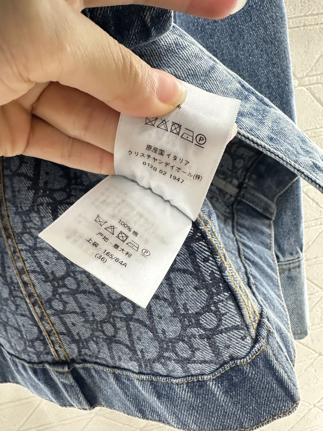 ♥Dio*♥2025新品上架
     廓形牛仔外套
定制YB斜纹棉牛仔材质 多重水洗 呈现出挺括质感 