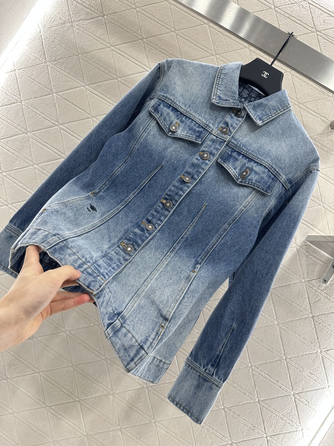 ♥Dio*♥2025新品上架
     廓形牛仔外套
定制YB斜纹棉牛仔材质 多重水洗 呈现出挺括质感 