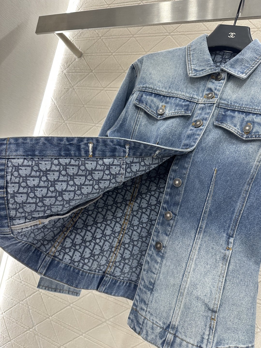 ♥Dio*♥2025新品上架
     廓形牛仔外套
定制YB斜纹棉牛仔材质 多重水洗 呈现出挺括质感 