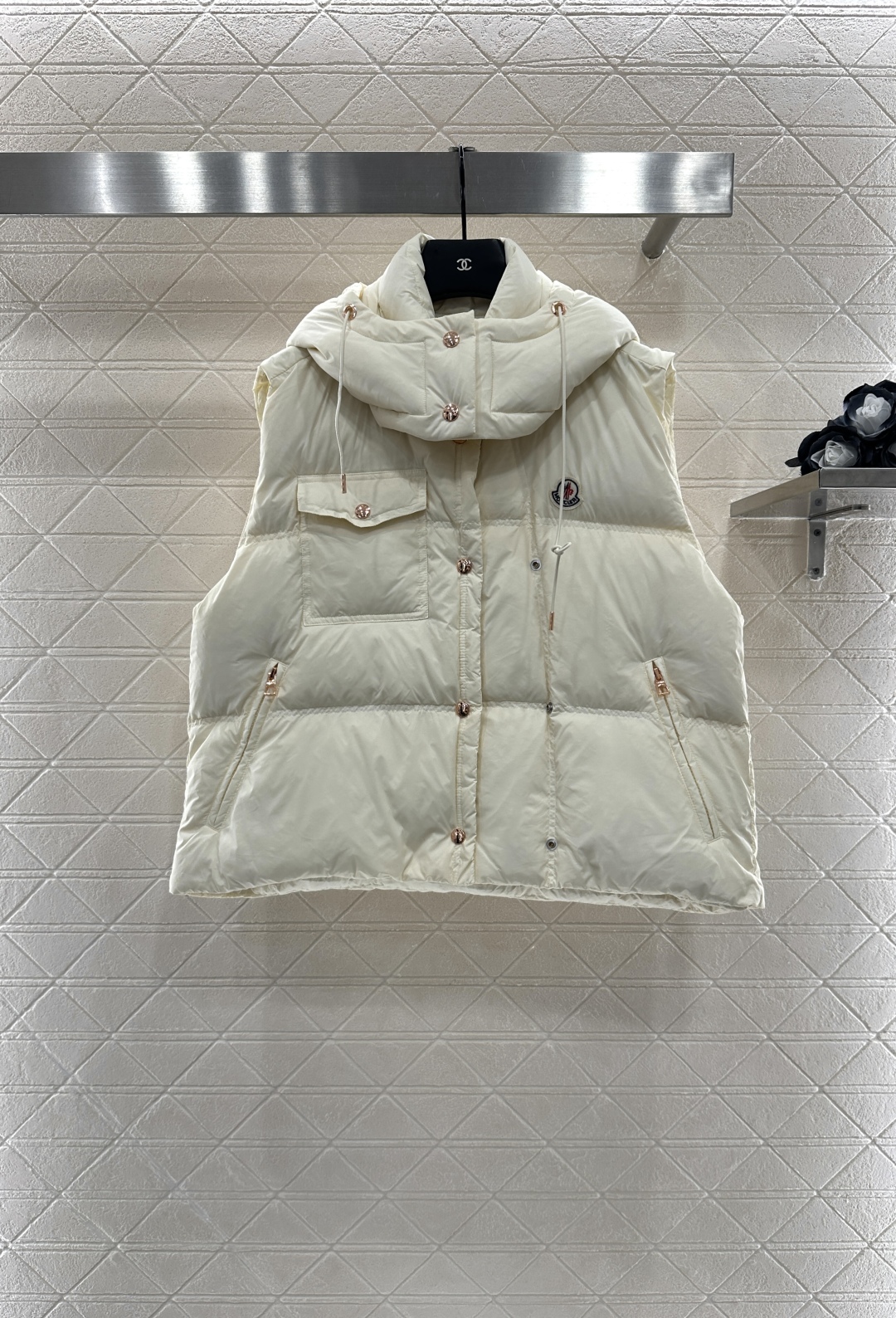 ♥ Moncle*♥ 2024新品上架
     可拆卸连帽立领羽绒马甲
定制YB防风防水尼龙材质 白鹅