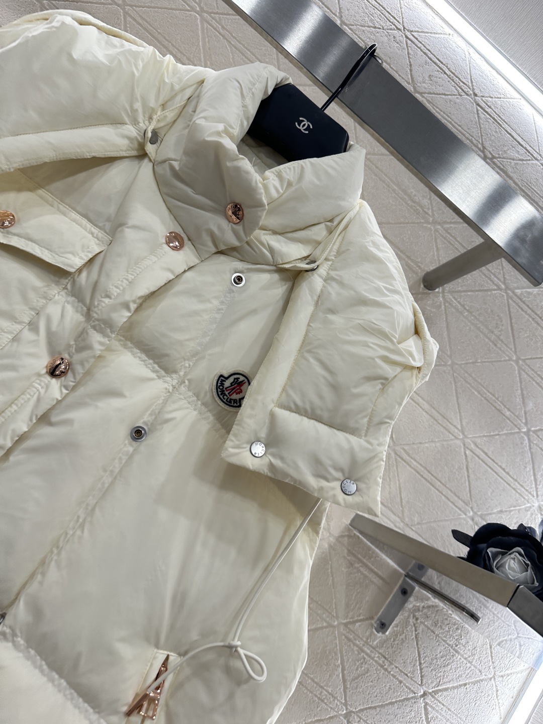 ♥ Moncle*♥ 2024新品上架
     可拆卸连帽立领羽绒马甲
定制YB防风防水尼龙材质 白鹅