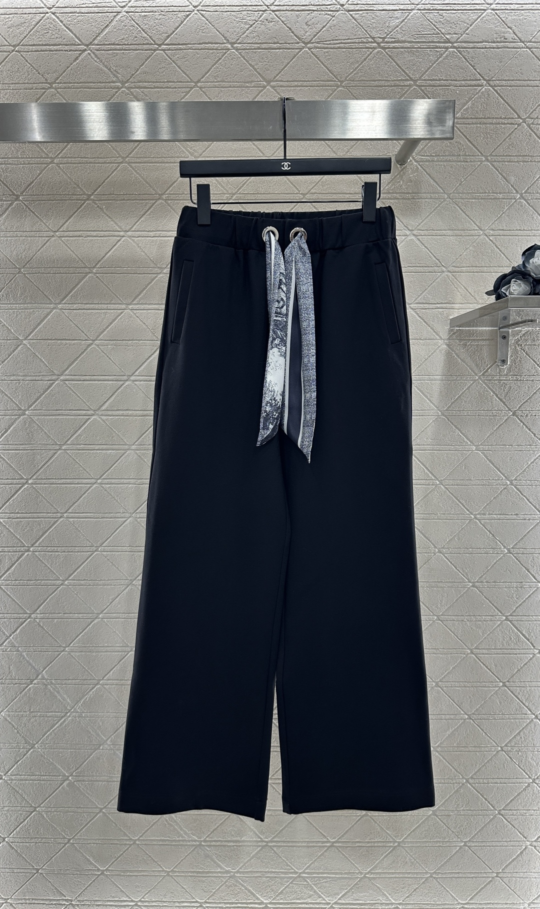 ♥Dio*♥2025新品上架
  丝巾连帽外套长裤套装
定制YB进口材质 秋冬保暖厚度 舒适好穿 挺括有