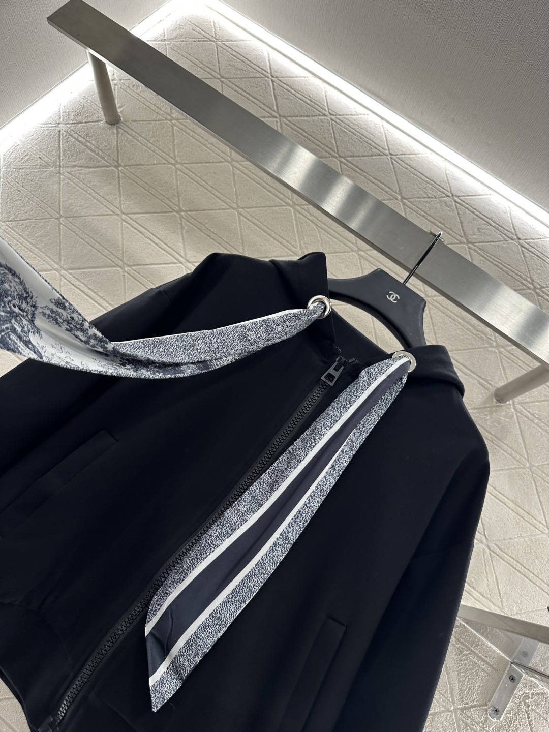 ♥Dio*♥2025新品上架
  丝巾连帽外套长裤套装
定制YB进口材质 秋冬保暖厚度 舒适好穿 挺括有