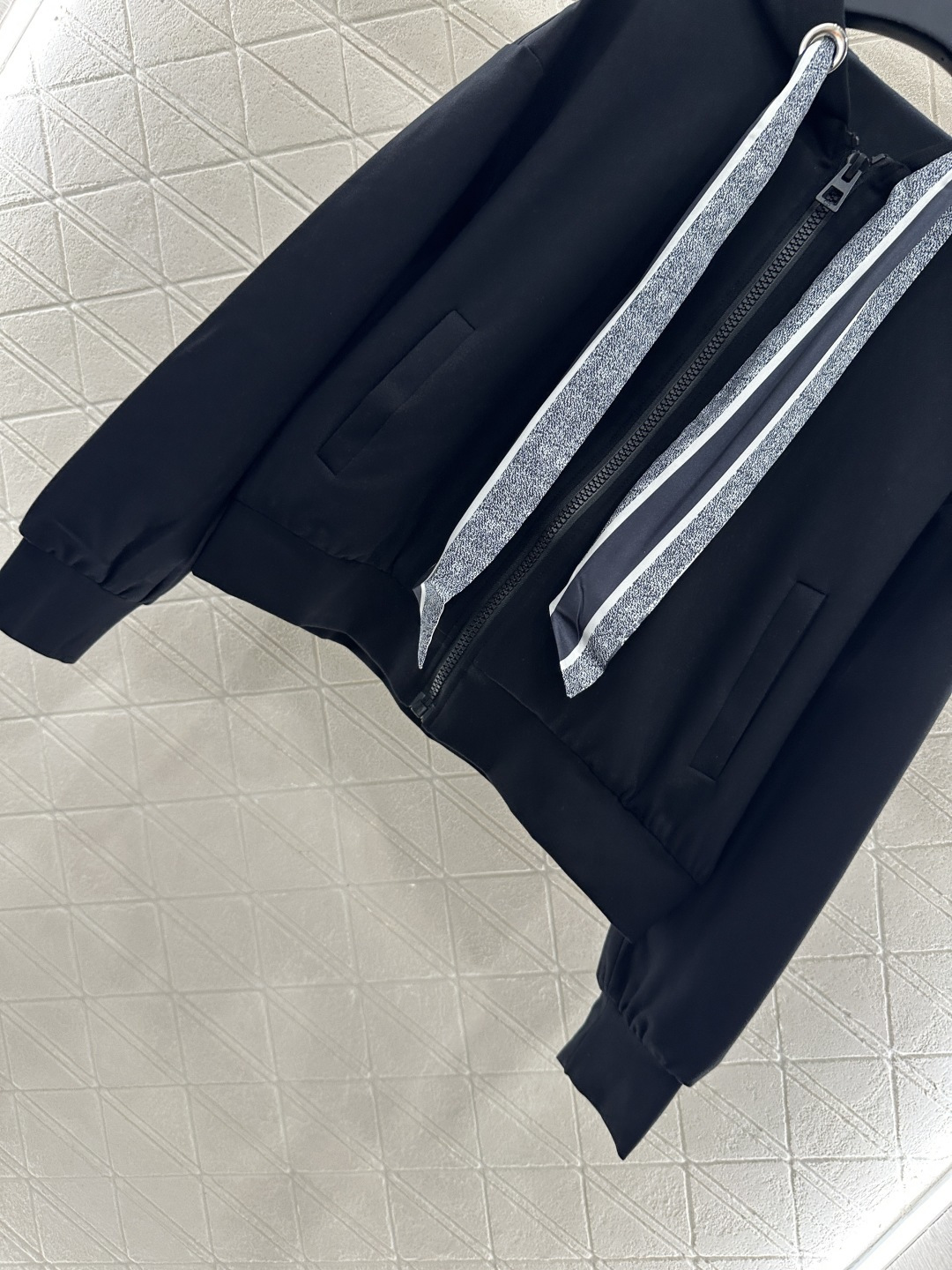 ♥Dio*♥2025新品上架
  丝巾连帽外套长裤套装
定制YB进口材质 秋冬保暖厚度 舒适好穿 挺括有