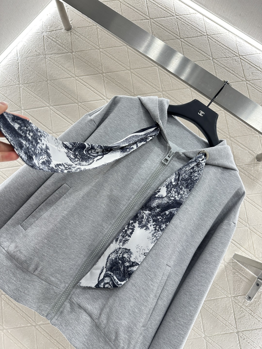 ♥Dio*♥2025新品上架
  丝巾连帽外套长裤套装
定制YB进口材质 秋冬保暖厚度 舒适好穿 挺括有