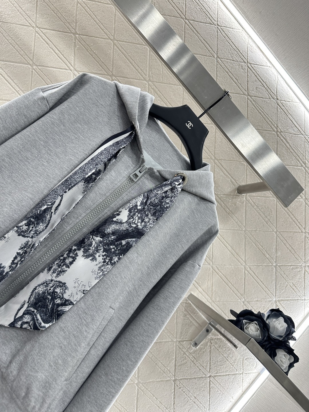 ♥Dio*♥2025新品上架
  丝巾连帽外套长裤套装
定制YB进口材质 秋冬保暖厚度 舒适好穿 挺括有