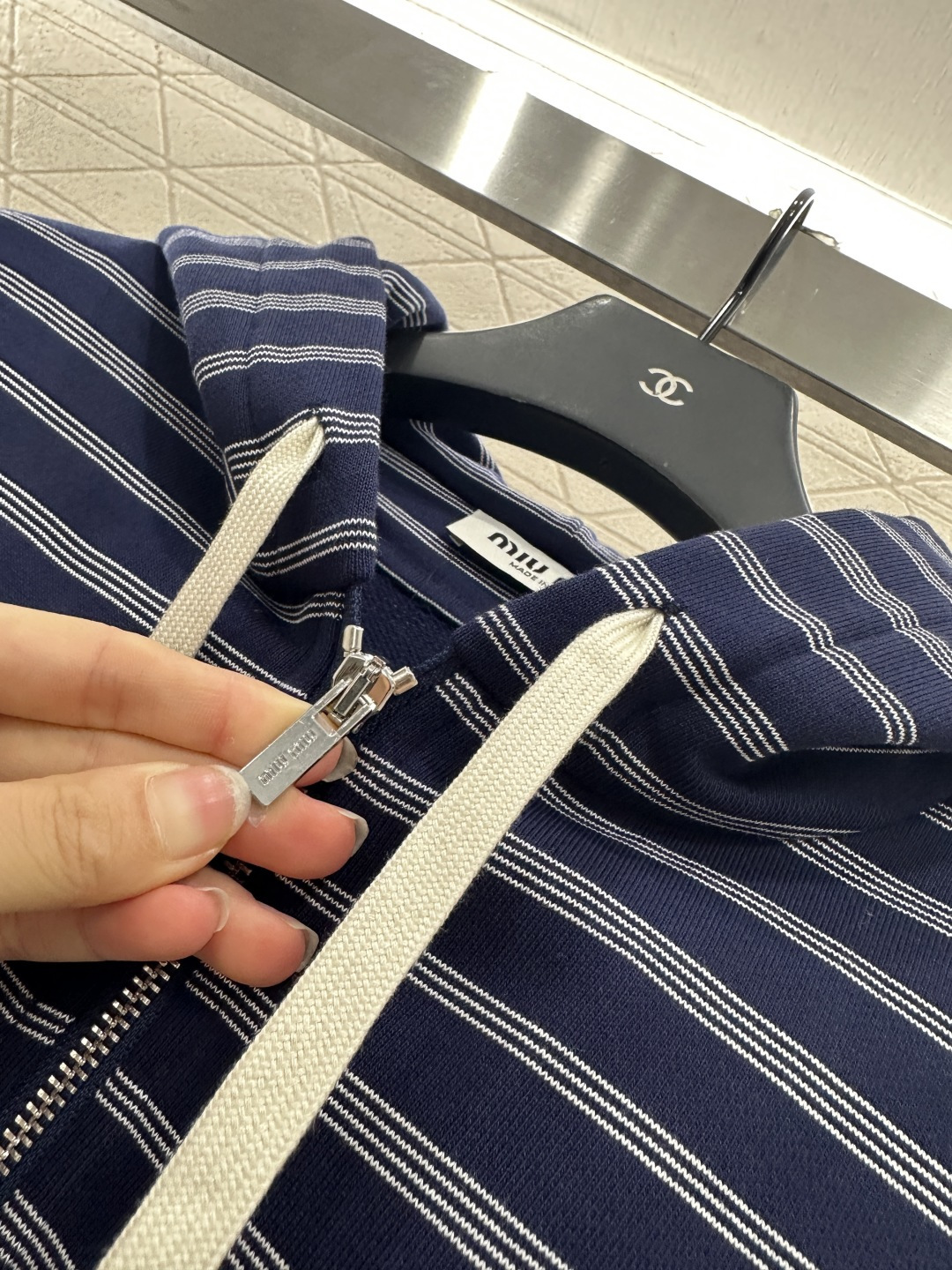 ♥Miumi*♥2025新品上架
    连帽拉链对条外套
定制YB斜纹全棉材质 还原YB克重材质 拿到