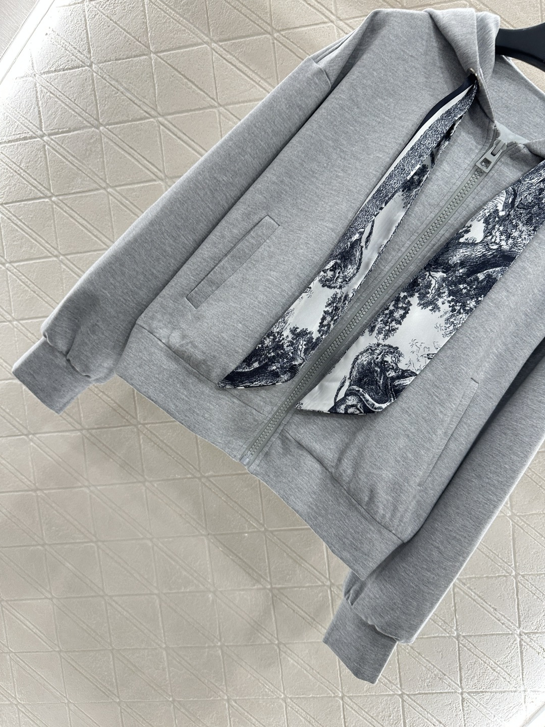 ♥Dio*♥2025新品上架
  丝巾连帽外套长裤套装
定制YB进口材质 秋冬保暖厚度 舒适好穿 挺括有