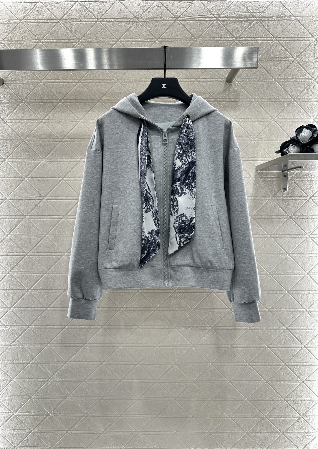 ♥Dio*♥2025新品上架
  丝巾连帽外套长裤套装
定制YB进口材质 秋冬保暖厚度 舒适好穿 挺括有