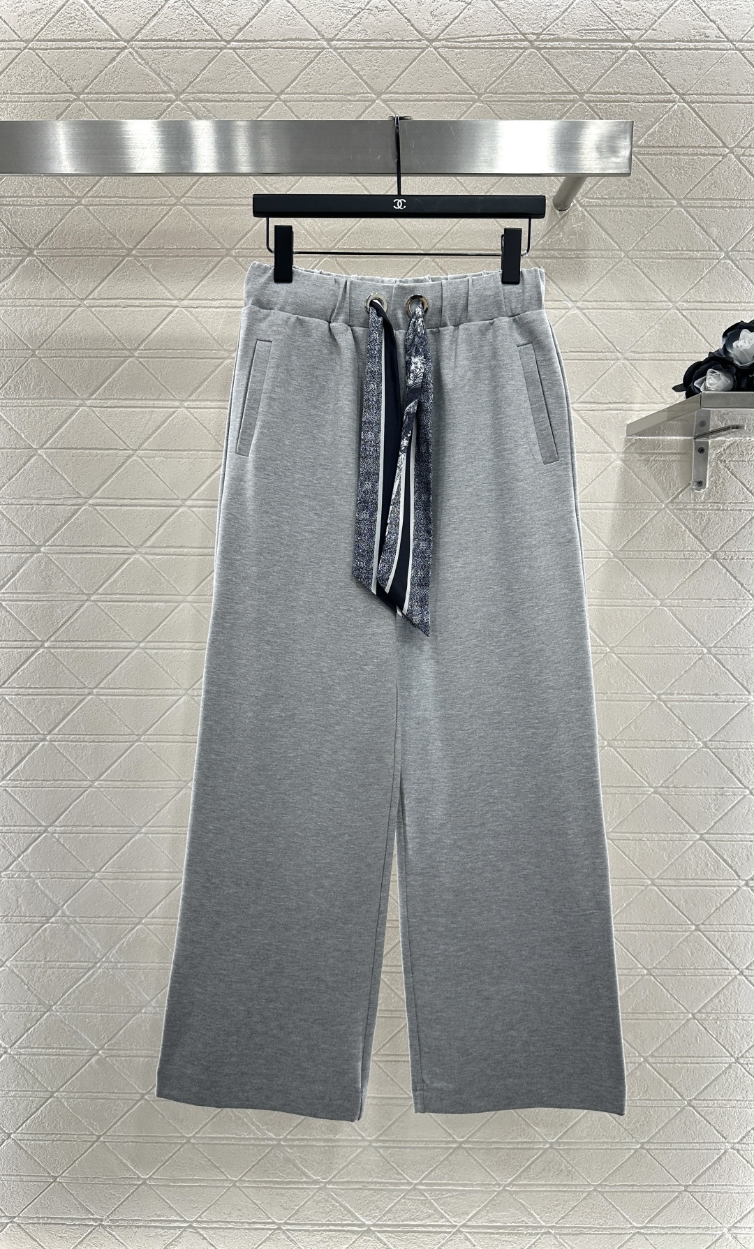 ♥Dio*♥2025新品上架
  丝巾连帽外套长裤套装
定制YB进口材质 秋冬保暖厚度 舒适好穿 挺括有