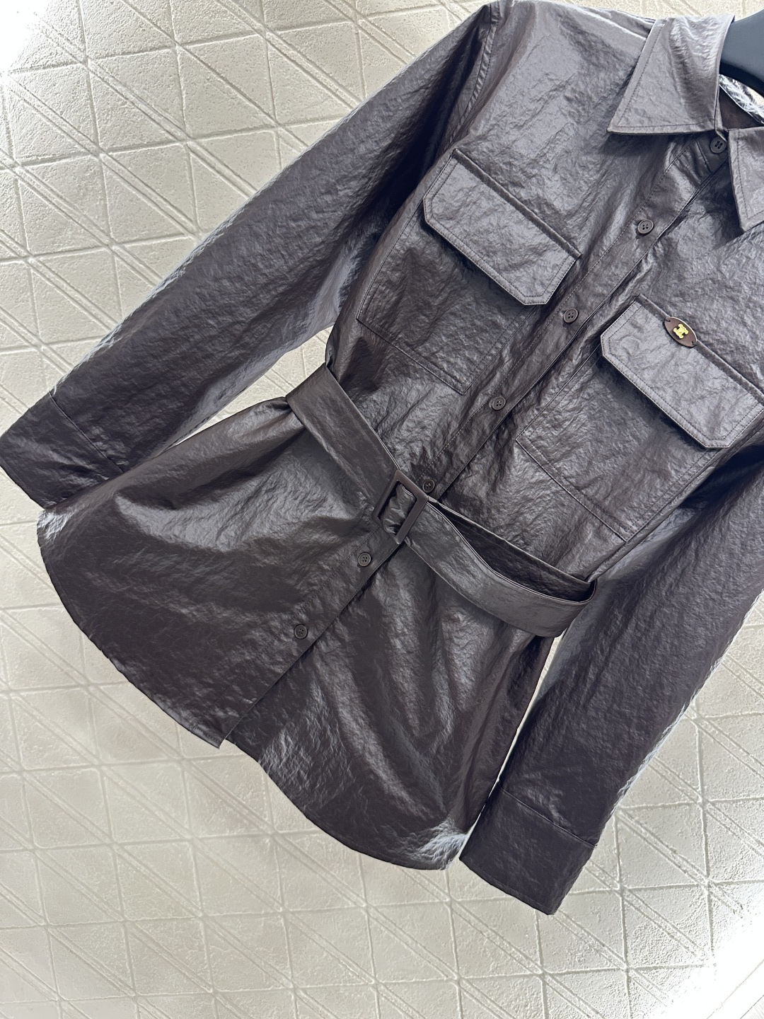 ♥Celin*♥2025新品上架
    廓形防皮革风衣外套
定制YB进口最新防皮革材质 区别材质特性 