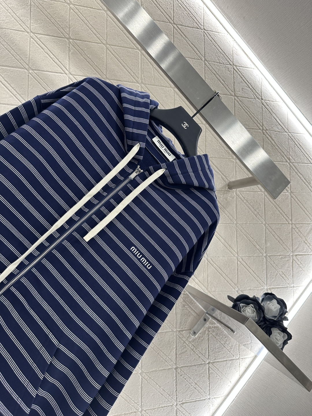 ♥Miumi*♥2025新品上架
    连帽拉链对条外套
定制YB斜纹全棉材质 还原YB克重材质 拿到