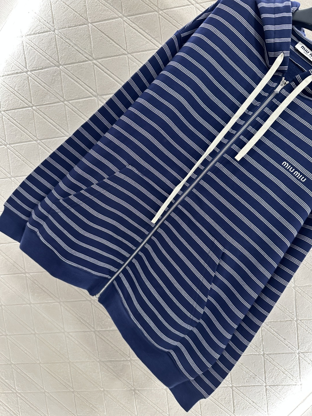 ♥Miumi*♥2025新品上架
    连帽拉链对条外套
定制YB斜纹全棉材质 还原YB克重材质 拿到