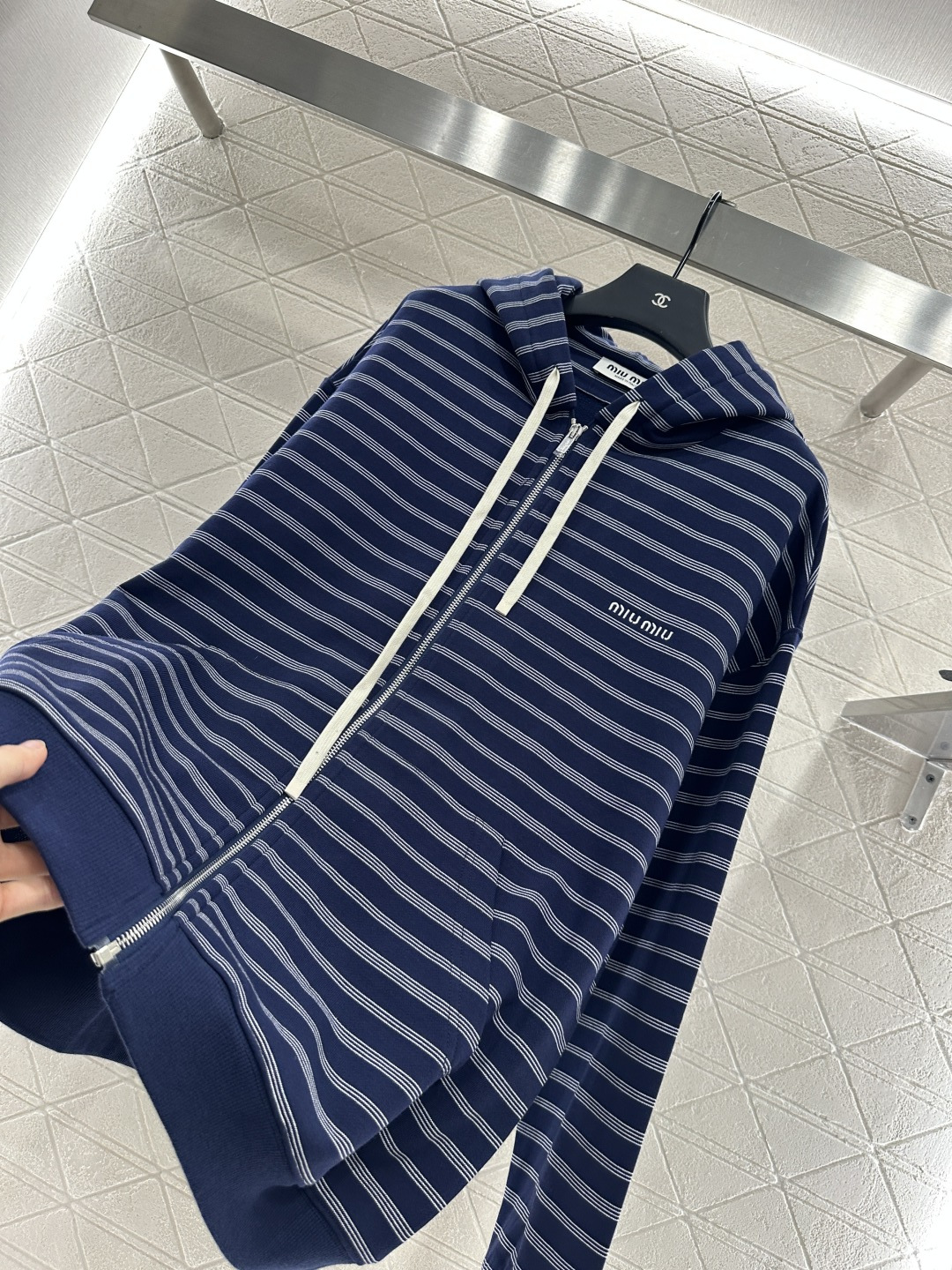 ♥Miumi*♥2025新品上架
    连帽拉链对条外套
定制YB斜纹全棉材质 还原YB克重材质 拿到