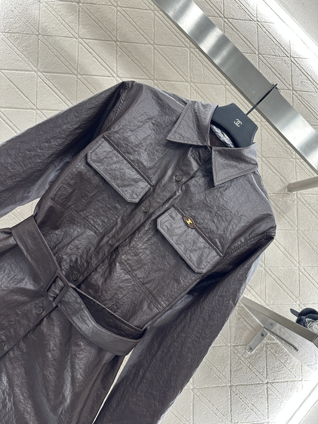 ♥Celin*♥2025新品上架
    廓形防皮革风衣外套
定制YB进口最新防皮革材质 区别材质特性 