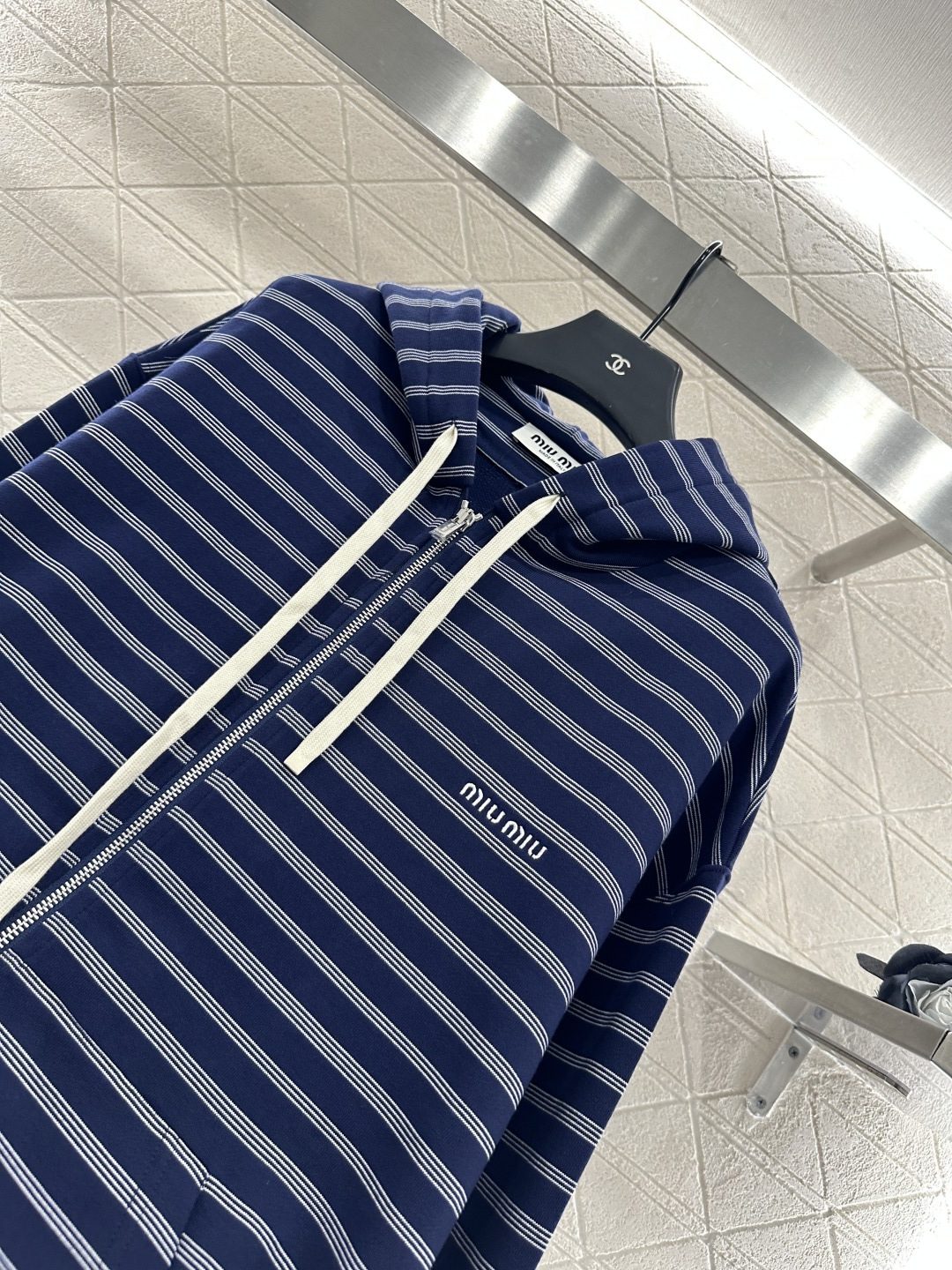 ♥Miumi*♥2025新品上架
    连帽拉链对条外套
定制YB斜纹全棉材质 还原YB克重材质 拿到