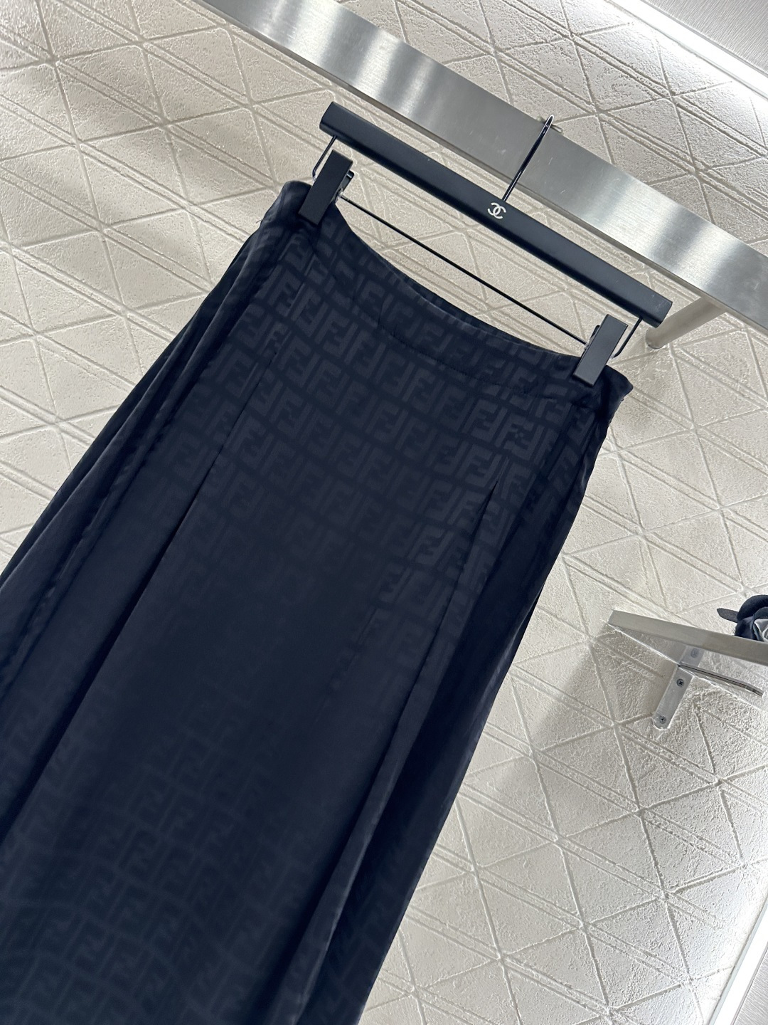 ♥Fend*♥2025新品上架
   提花衬衫半裙套装
定制YB进口提花材质 质感光泽 舒适透气 翻领衬