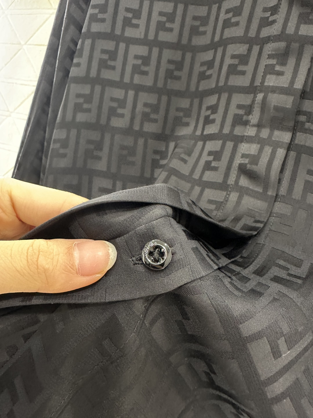 ♥Fend*♥2025新品上架
   提花衬衫半裙套装
定制YB进口提花材质 质感光泽 舒适透气 翻领衬