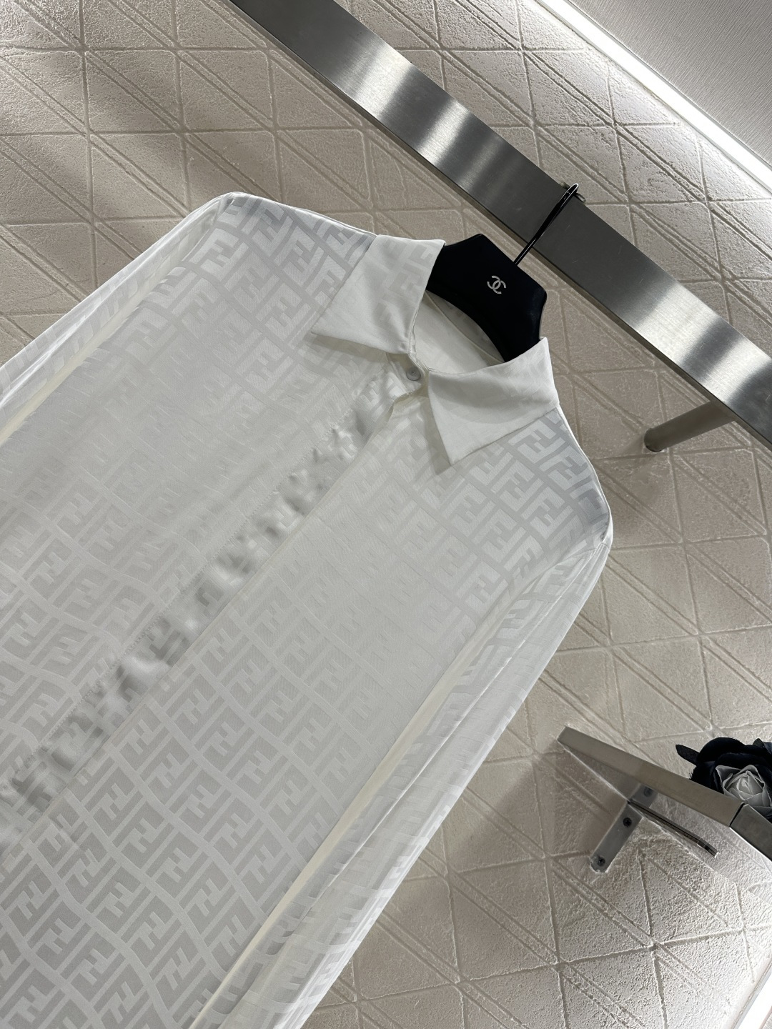 ♥Fend*♥2025新品上架
   提花衬衫半裙套装
定制YB进口提花材质 质感光泽 舒适透气 翻领衬