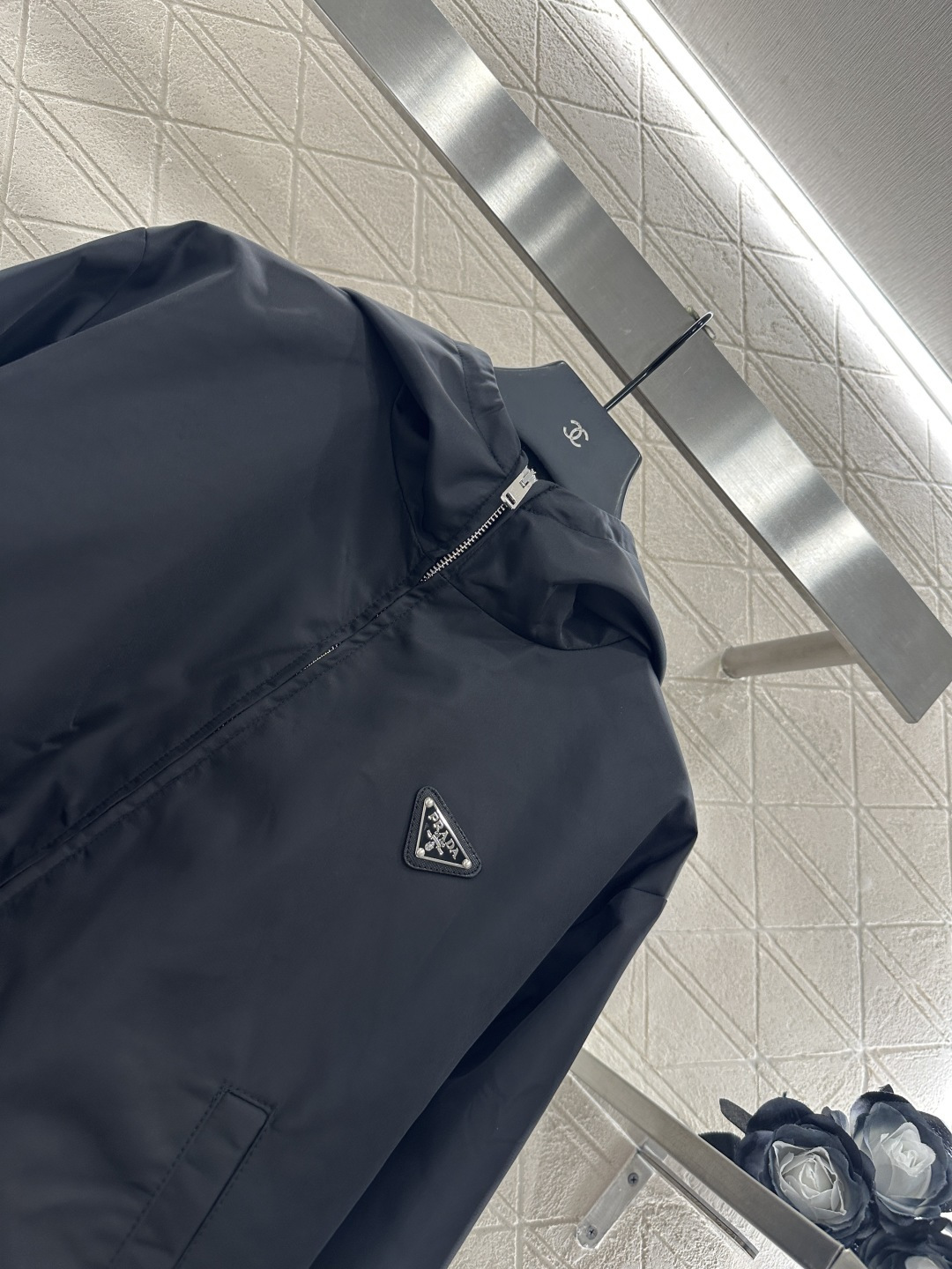 ♥Prad*♥2025新品上架
  工装夹克外套半裙套装
定制YB进口环保再生尼龙材质 质感光泽 挺括有