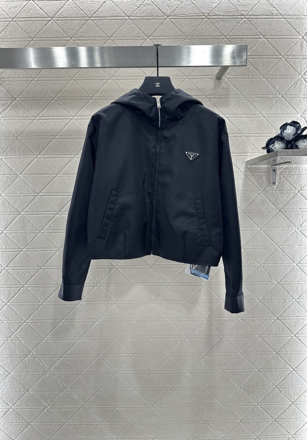 ♥Prad*♥2025新品上架
  工装夹克外套半裙套装
定制YB进口环保再生尼龙材质 质感光泽 挺括有