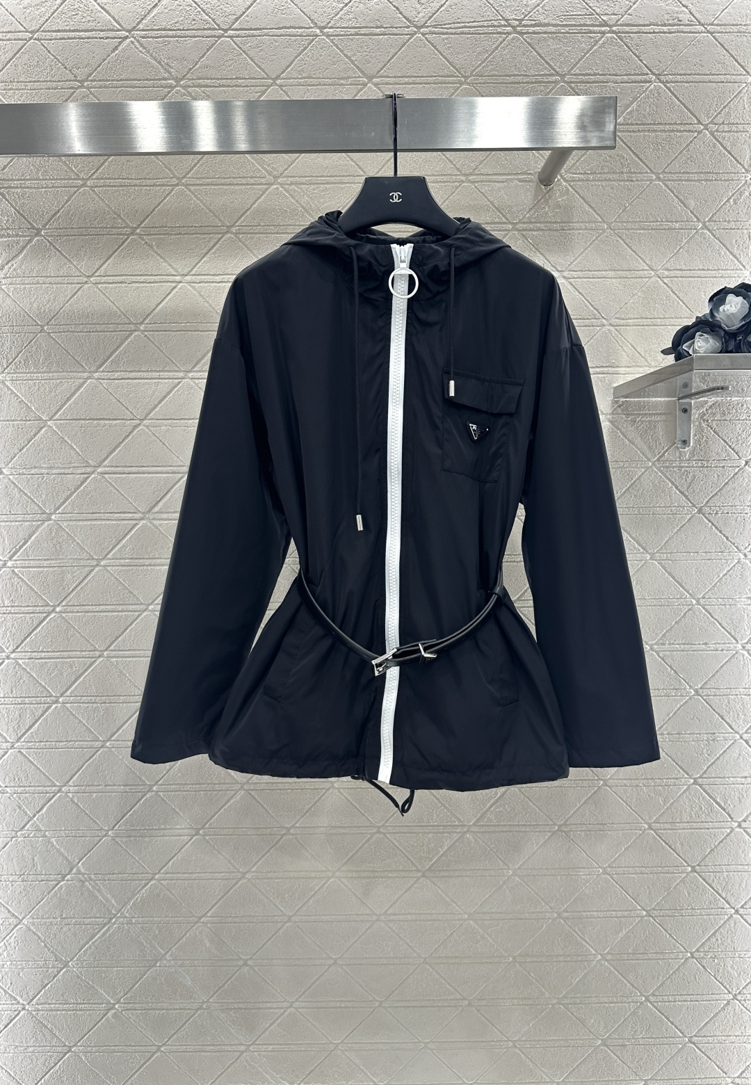 ♥Prad*♥2025新品上架
  腰带连帽抽绳夹克外套
定制YB进口防风防水尼龙材质 质感光泽 挺括有