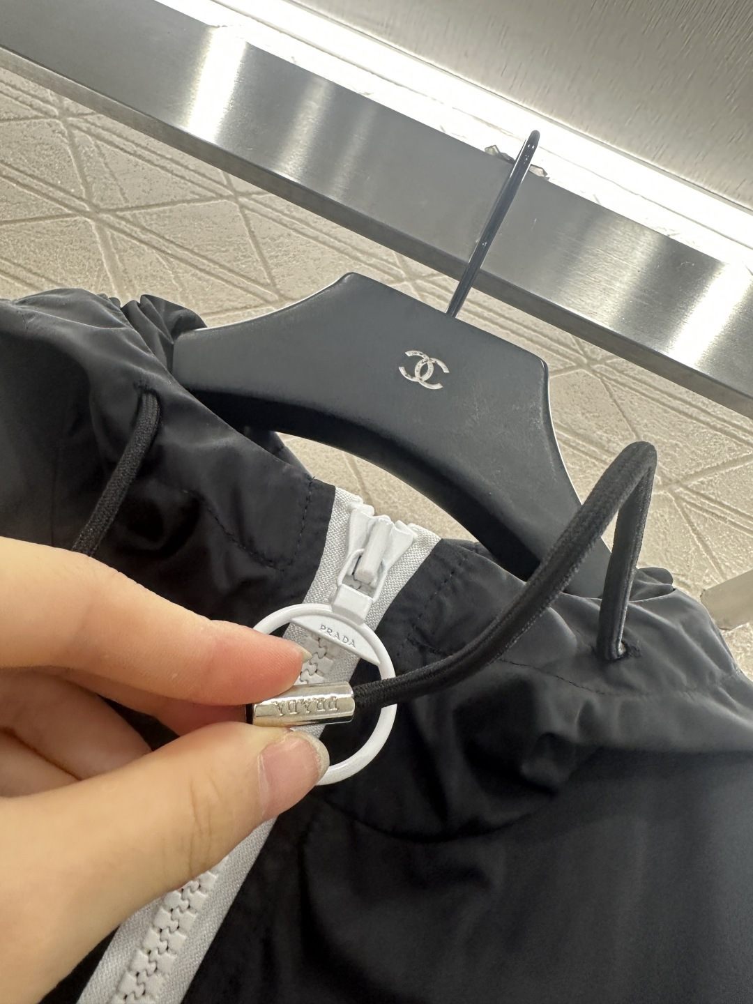 ♥Prad*♥2025新品上架
  腰带连帽抽绳夹克外套
定制YB进口防风防水尼龙材质 质感光泽 挺括有