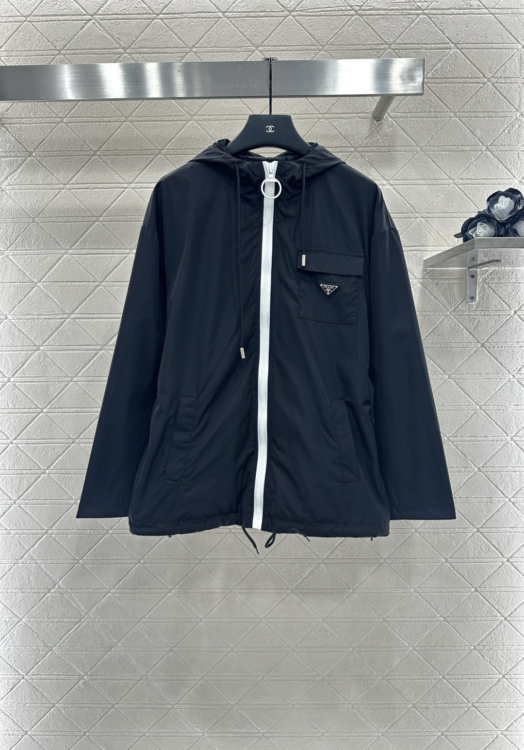 ♥Prad*♥2025新品上架
  腰带连帽抽绳夹克外套
定制YB进口防风防水尼龙材质 质感光泽 挺括有