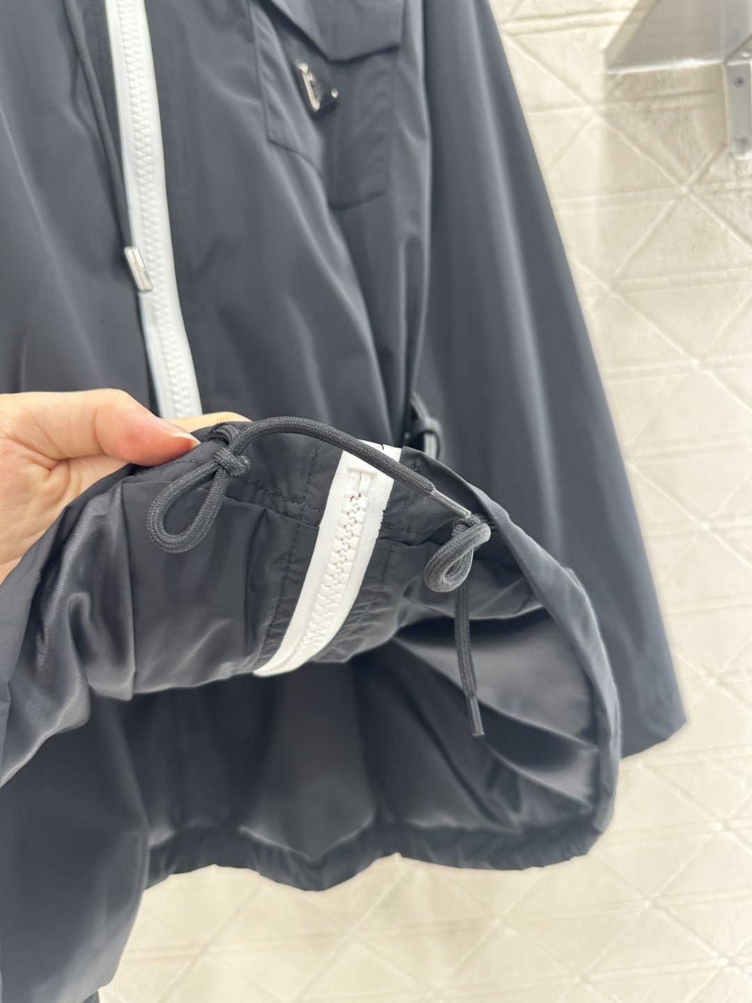 ♥Prad*♥2025新品上架
  腰带连帽抽绳夹克外套
定制YB进口防风防水尼龙材质 质感光泽 挺括有