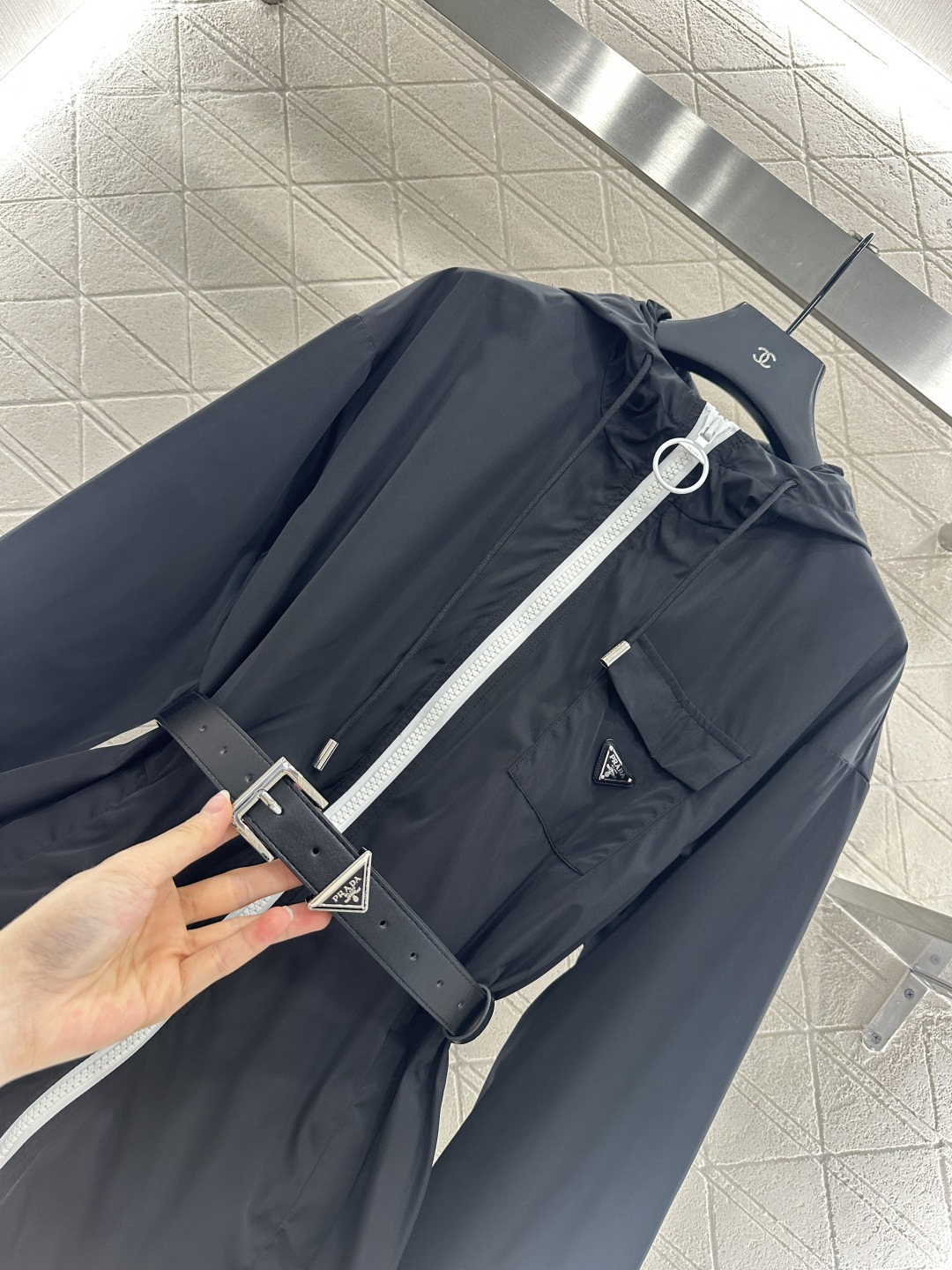 ♥Prad*♥2025新品上架
  腰带连帽抽绳夹克外套
定制YB进口防风防水尼龙材质 质感光泽 挺括有