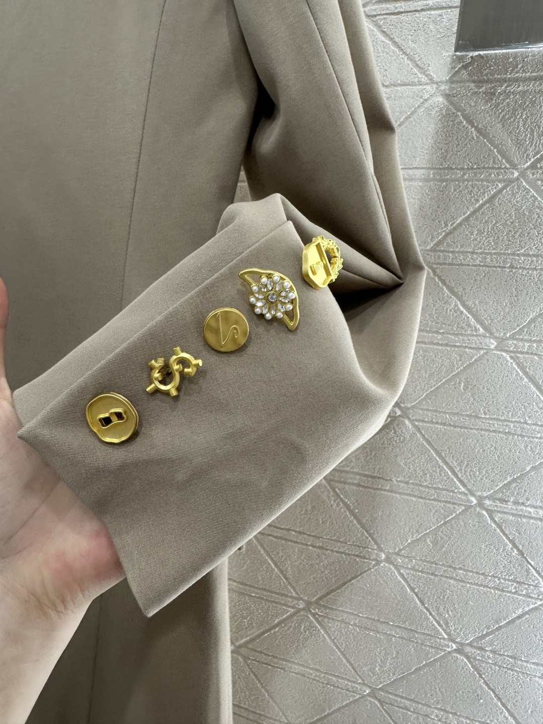 ♥Csh*♥2025新品上架
   翻领双排扣风衣外套
定制YB进口全棉风衣材质 质感高级 品相绝佳 长