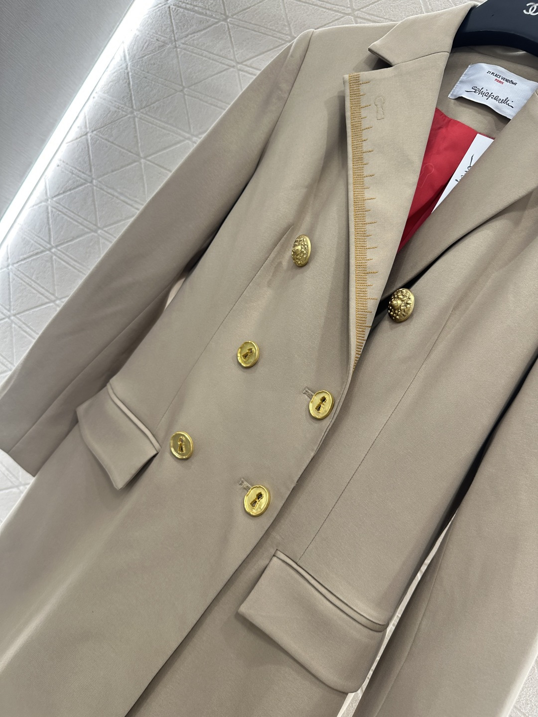 ♥Csh*♥2025新品上架
   翻领双排扣风衣外套
定制YB进口全棉风衣材质 质感高级 品相绝佳 长