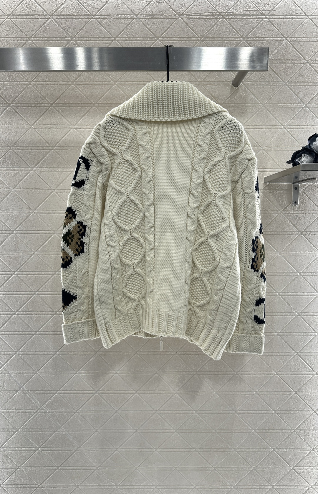 ♥Chane*♥2025新品上架
    拉链钩花针织开衫
定制YB羊毛纱线织造 质感细腻 柔软亲肤 翻