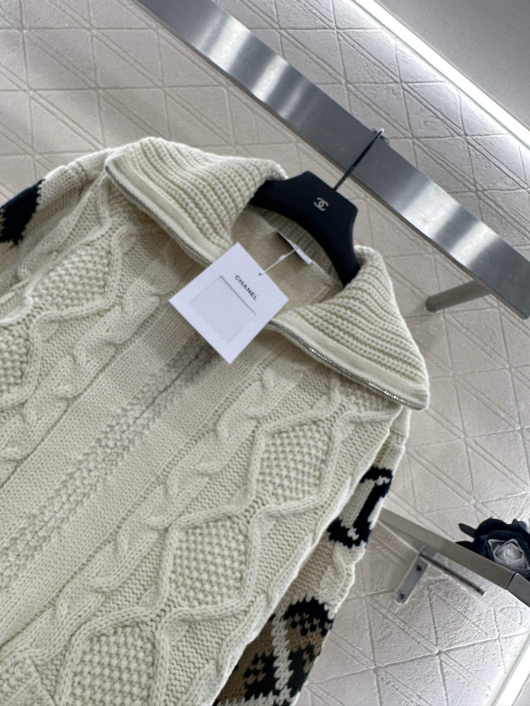 ♥Chane*♥2025新品上架
    拉链钩花针织开衫
定制YB羊毛纱线织造 质感细腻 柔软亲肤 翻