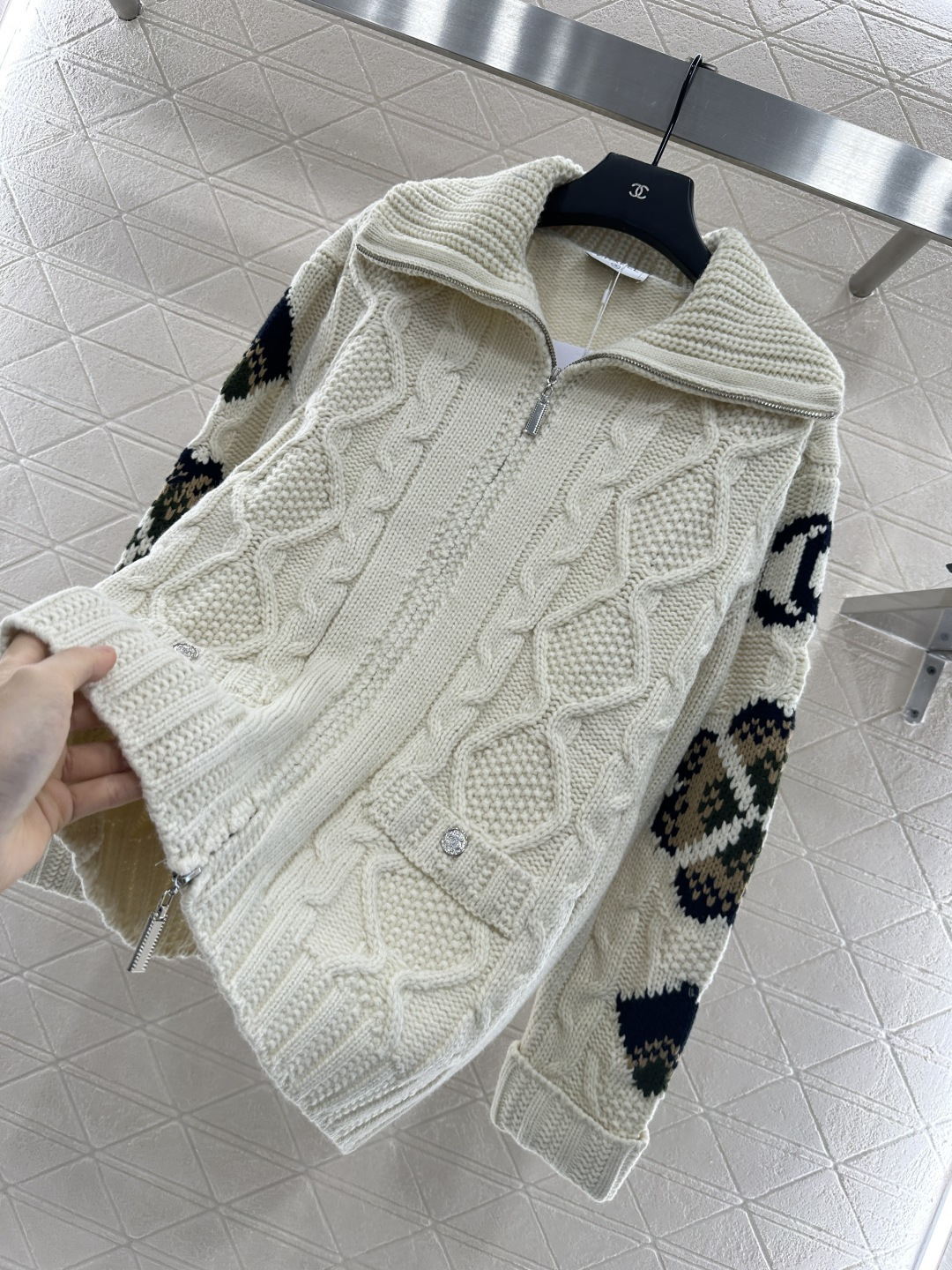 ♥Chane*♥2025新品上架
    拉链钩花针织开衫
定制YB羊毛纱线织造 质感细腻 柔软亲肤 翻