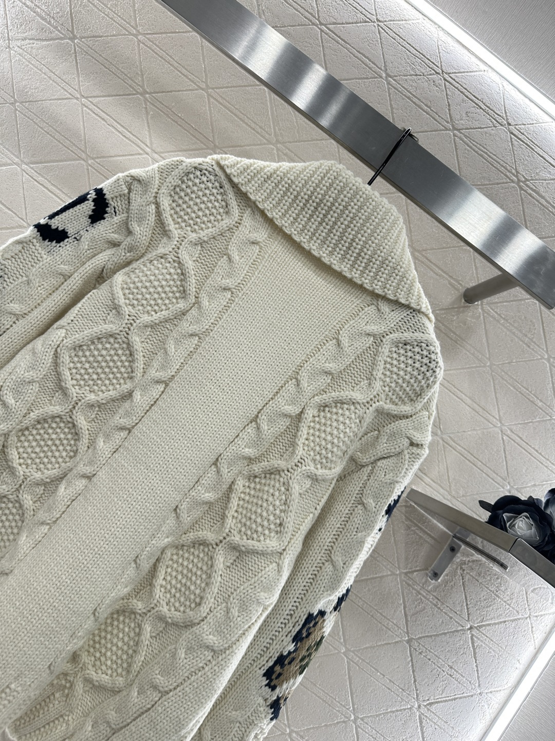 ♥Chane*♥2025新品上架
    拉链钩花针织开衫
定制YB羊毛纱线织造 质感细腻 柔软亲肤 翻