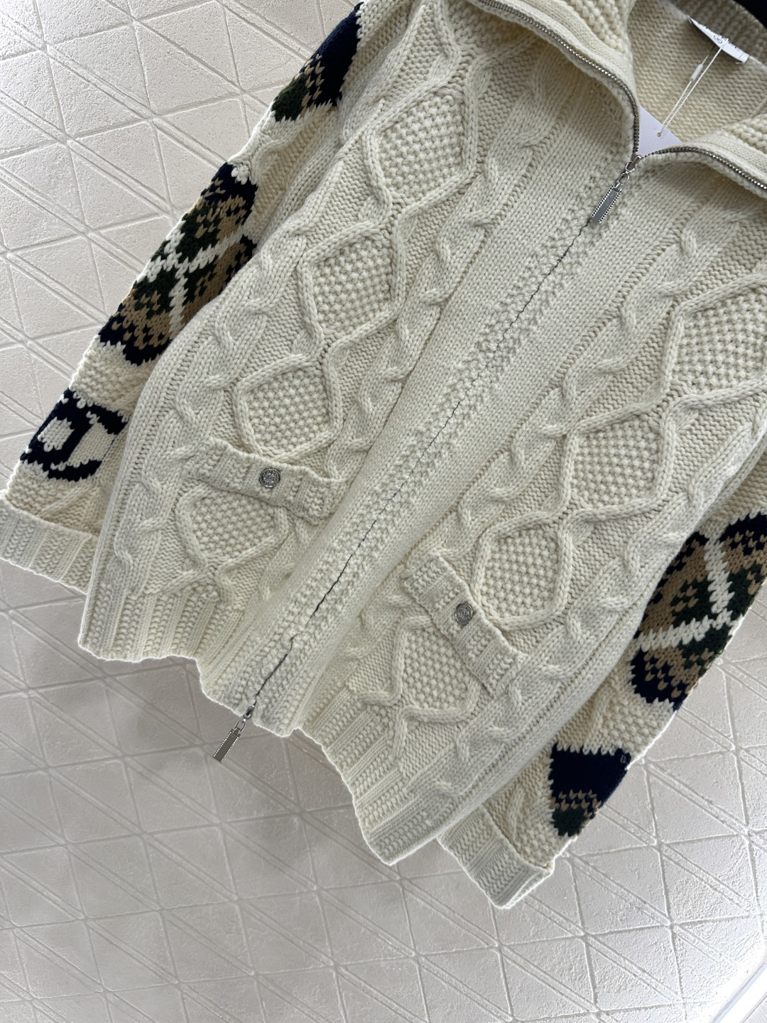 ♥Chane*♥2025新品上架
    拉链钩花针织开衫
定制YB羊毛纱线织造 质感细腻 柔软亲肤 翻