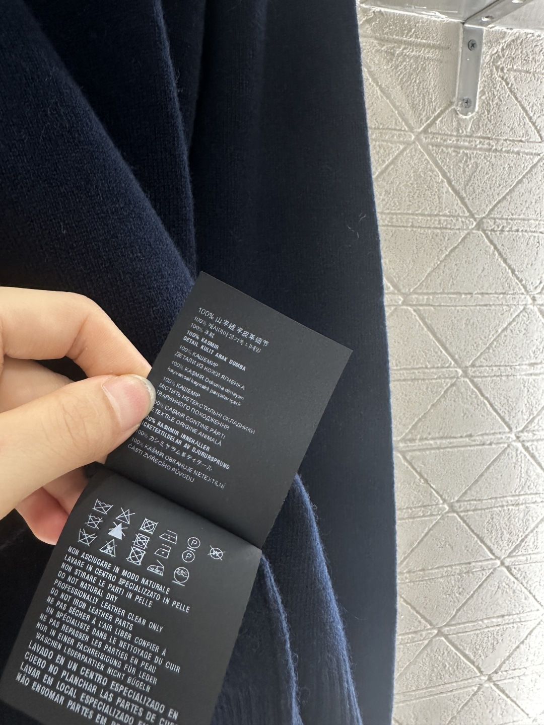 ♥Miumi*♥2025新品上架
     拉链翻领针织上衣
定制YB羊绒纱线织造 质感高级 舒适柔软 