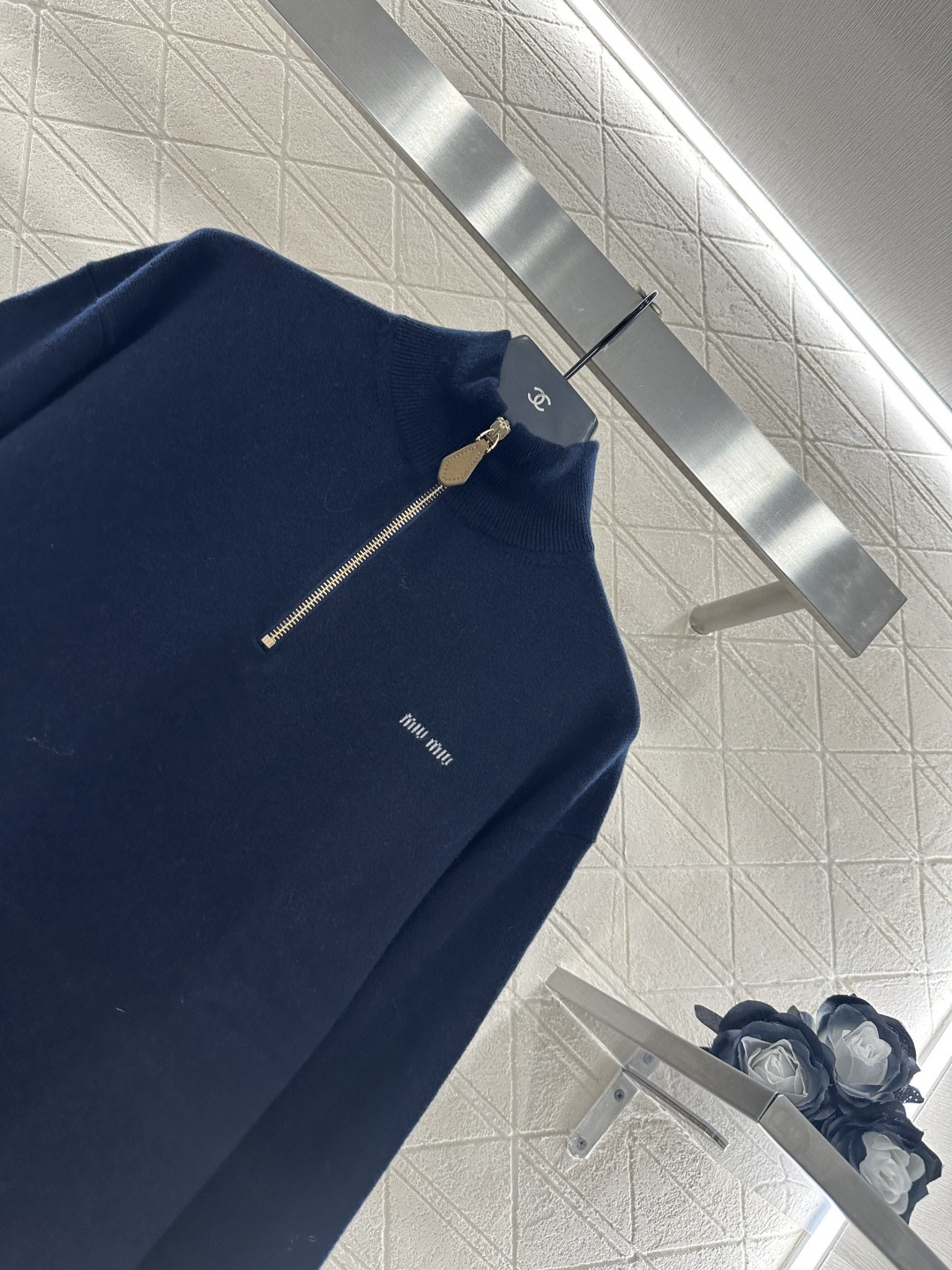 ♥Miumi*♥2025新品上架
     拉链翻领针织上衣
定制YB羊绒纱线织造 质感高级 舒适柔软 