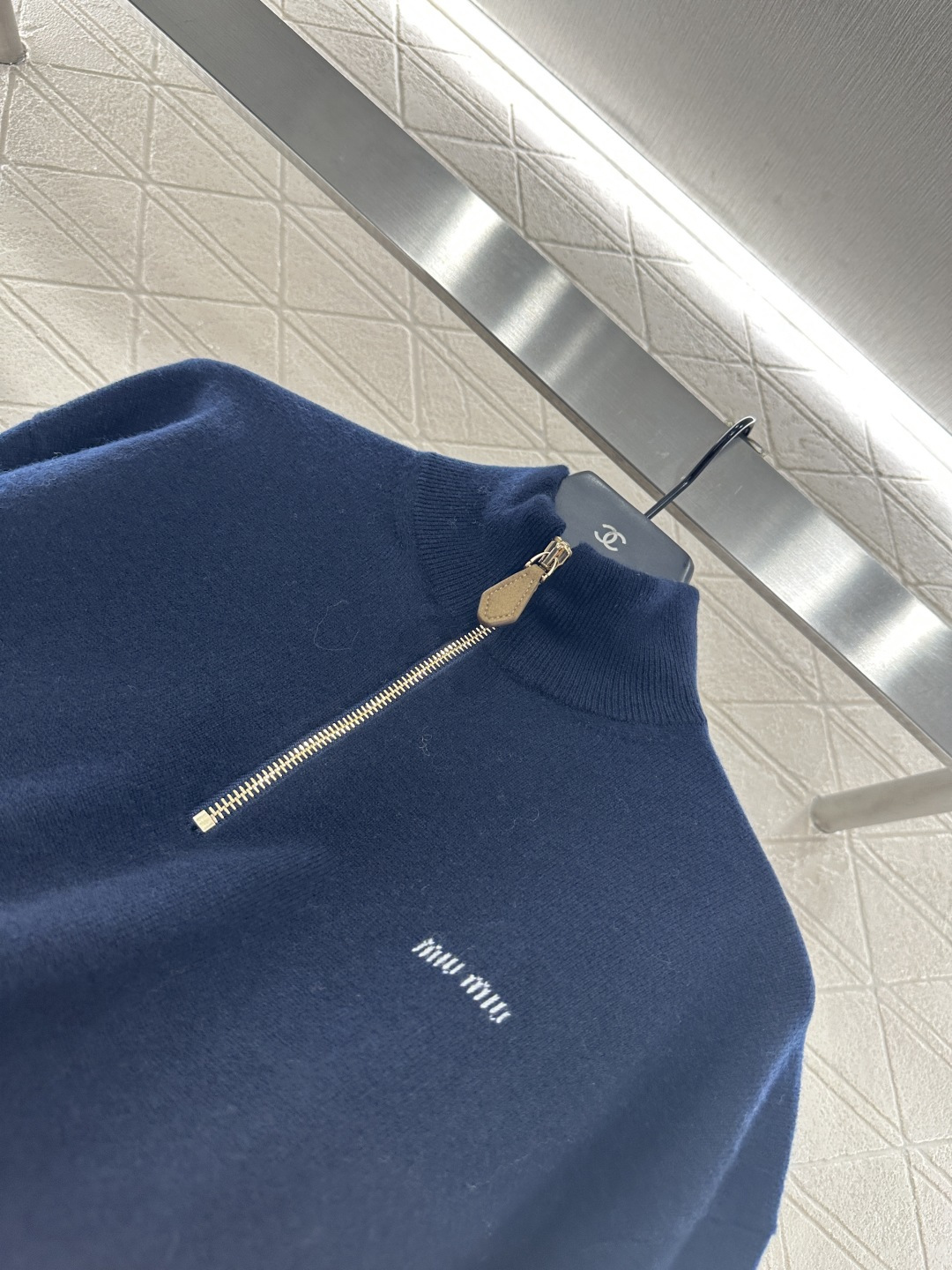 ♥Miumi*♥2025新品上架
     拉链翻领针织上衣
定制YB羊绒纱线织造 质感高级 舒适柔软 