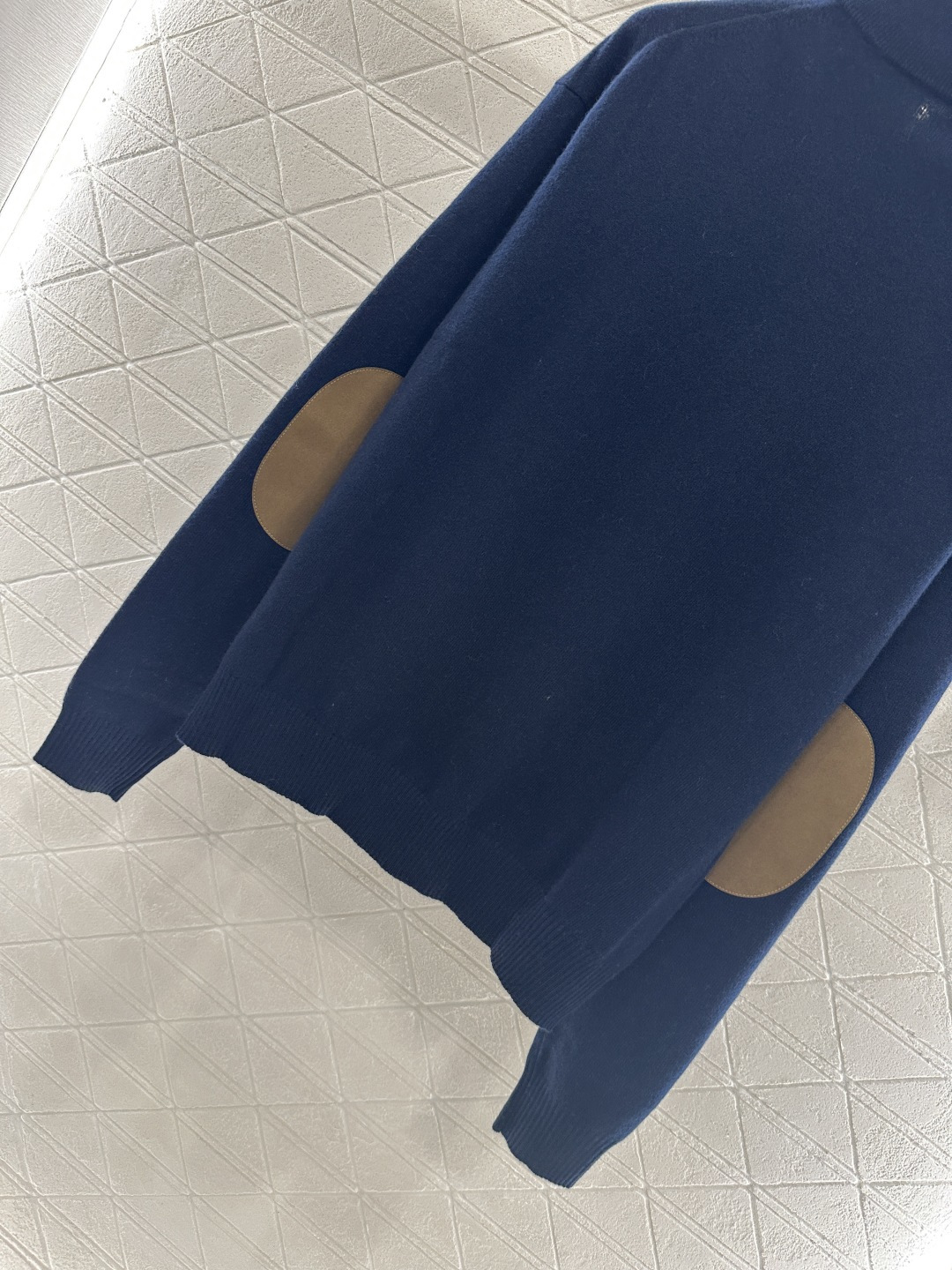 ♥Miumi*♥2025新品上架
     拉链翻领针织上衣
定制YB羊绒纱线织造 质感高级 舒适柔软 