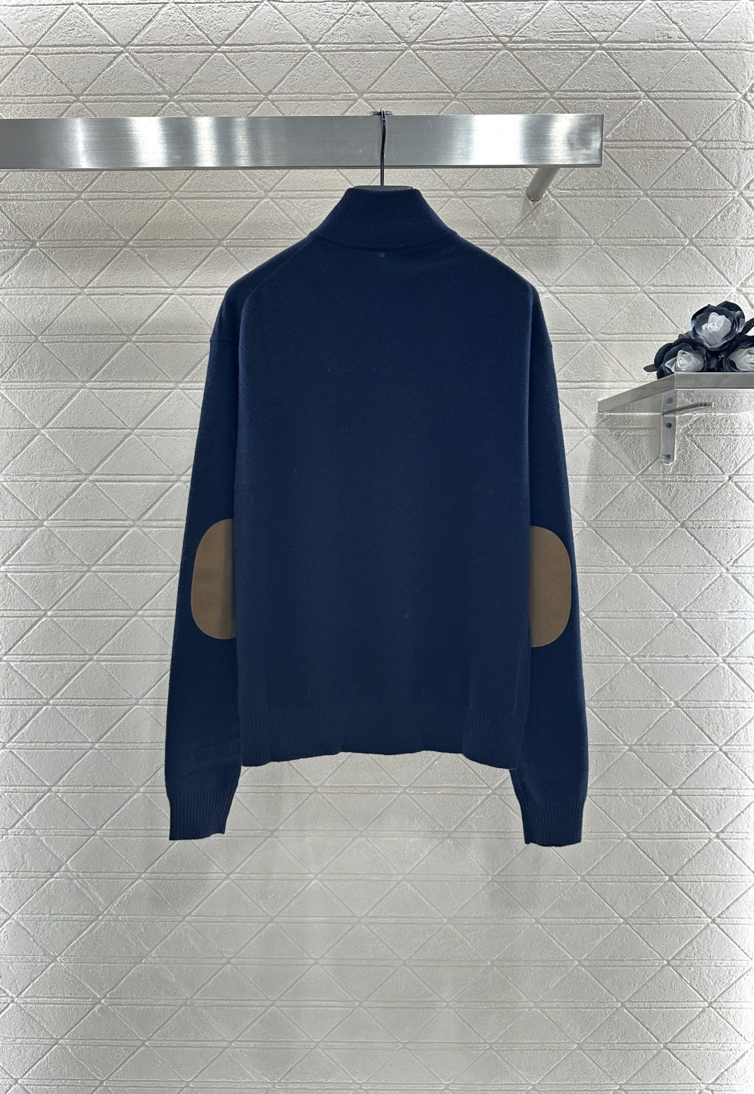 ♥Miumi*♥2025新品上架
     拉链翻领针织上衣
定制YB羊绒纱线织造 质感高级 舒适柔软 