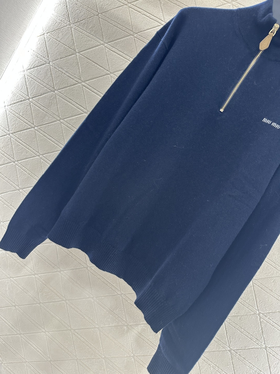 ♥Miumi*♥2025新品上架
     拉链翻领针织上衣
定制YB羊绒纱线织造 质感高级 舒适柔软 