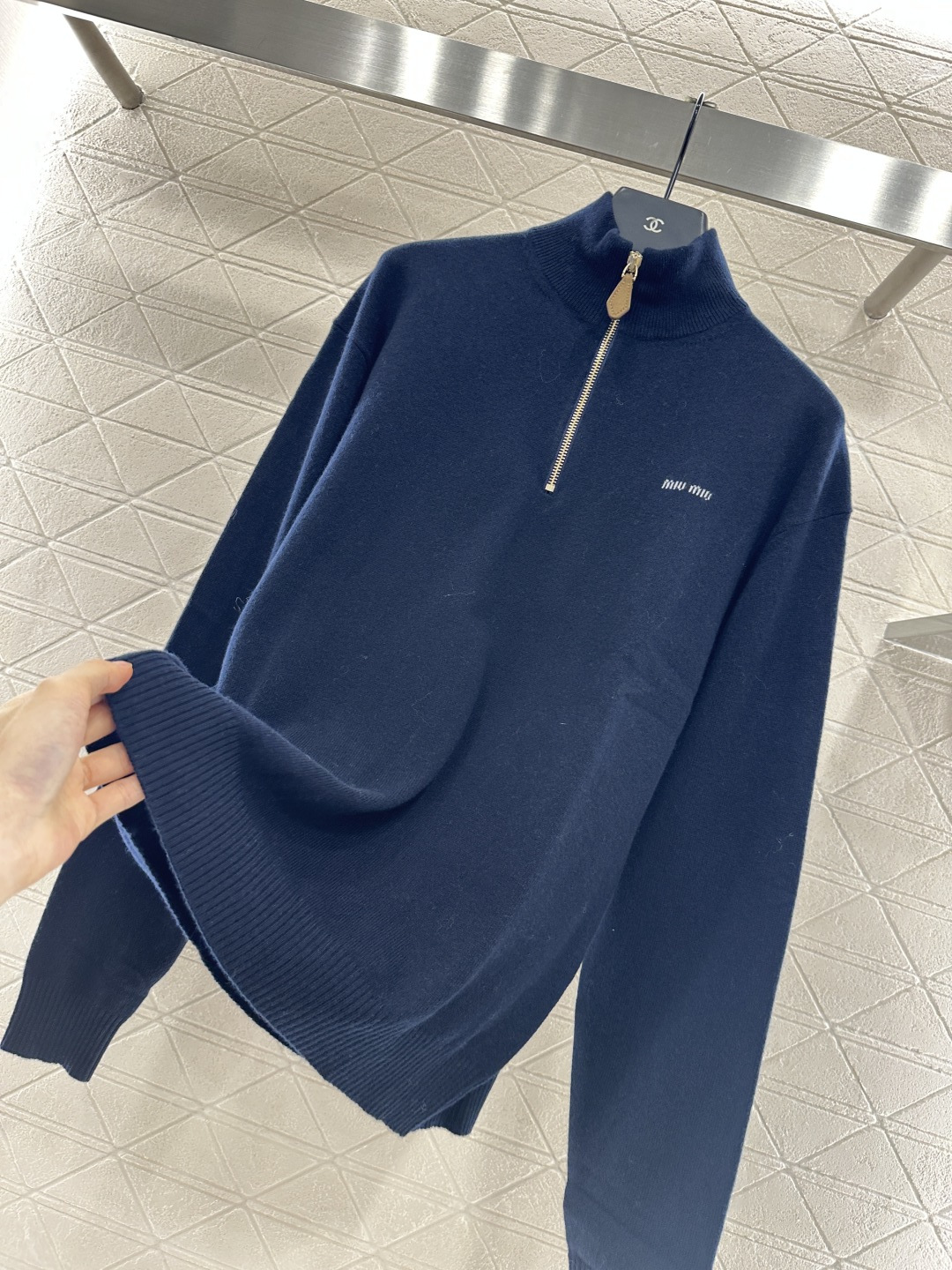 ♥Miumi*♥2025新品上架
     拉链翻领针织上衣
定制YB羊绒纱线织造 质感高级 舒适柔软 