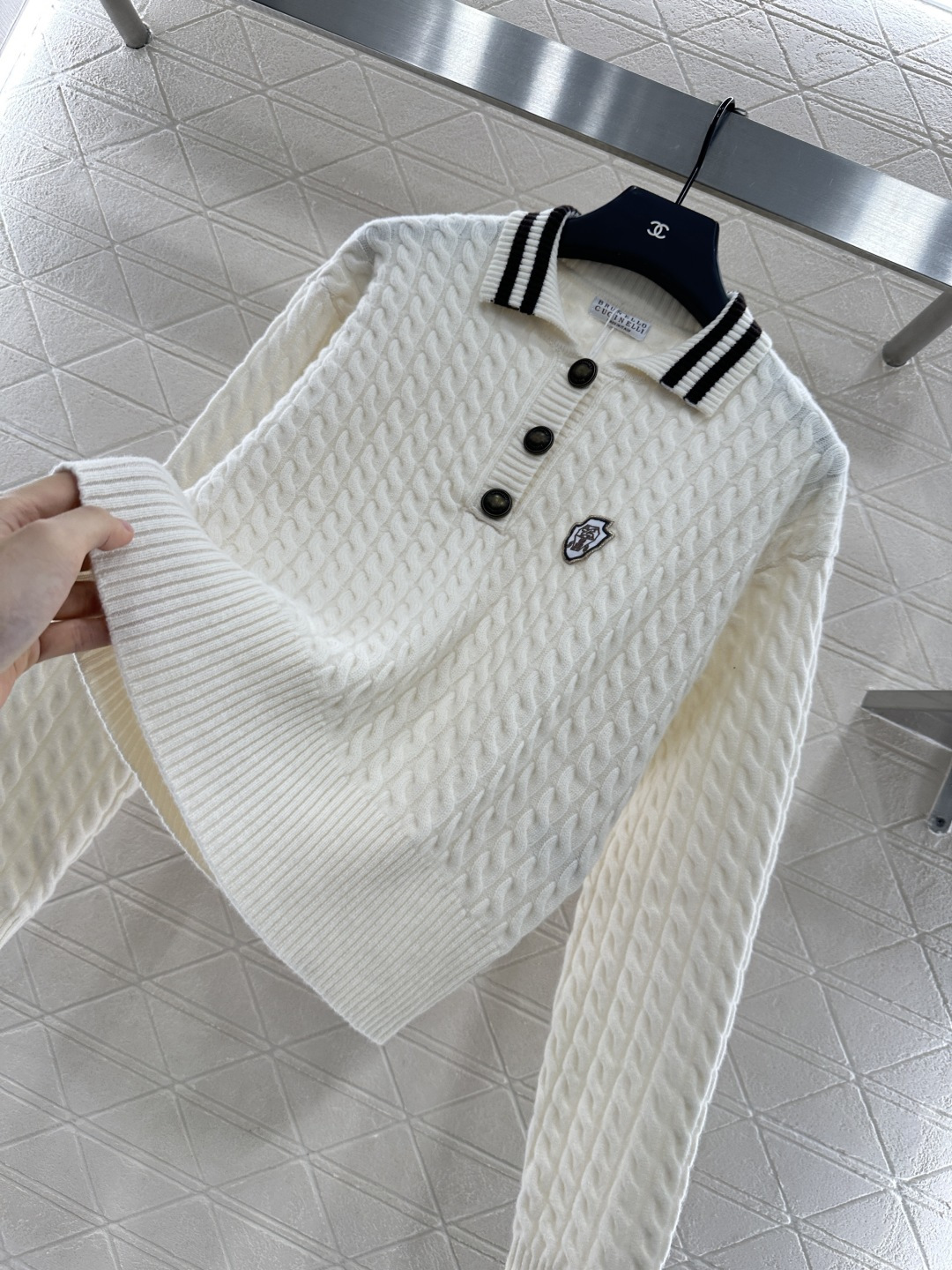 ♥BC*♥2025新品上架
 钩花条纹翻领针织上衣
定制YB羊绒针织材质 质感高级 舒适柔软 翻领常规毛