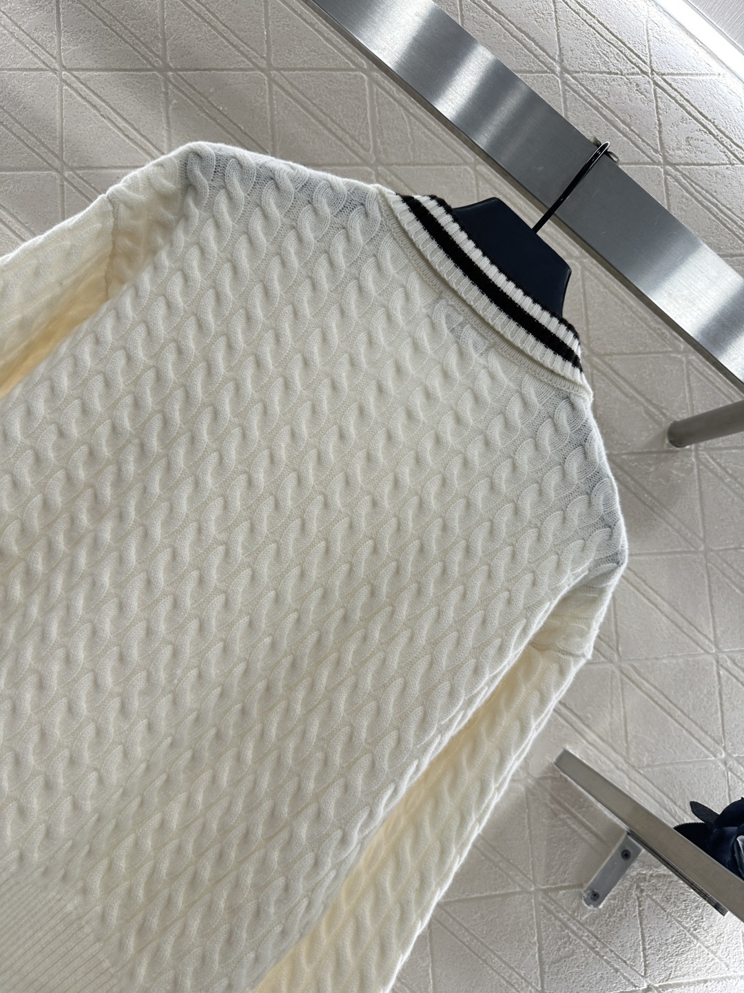 ♥BC*♥2025新品上架
 钩花条纹翻领针织上衣
定制YB羊绒针织材质 质感高级 舒适柔软 翻领常规毛