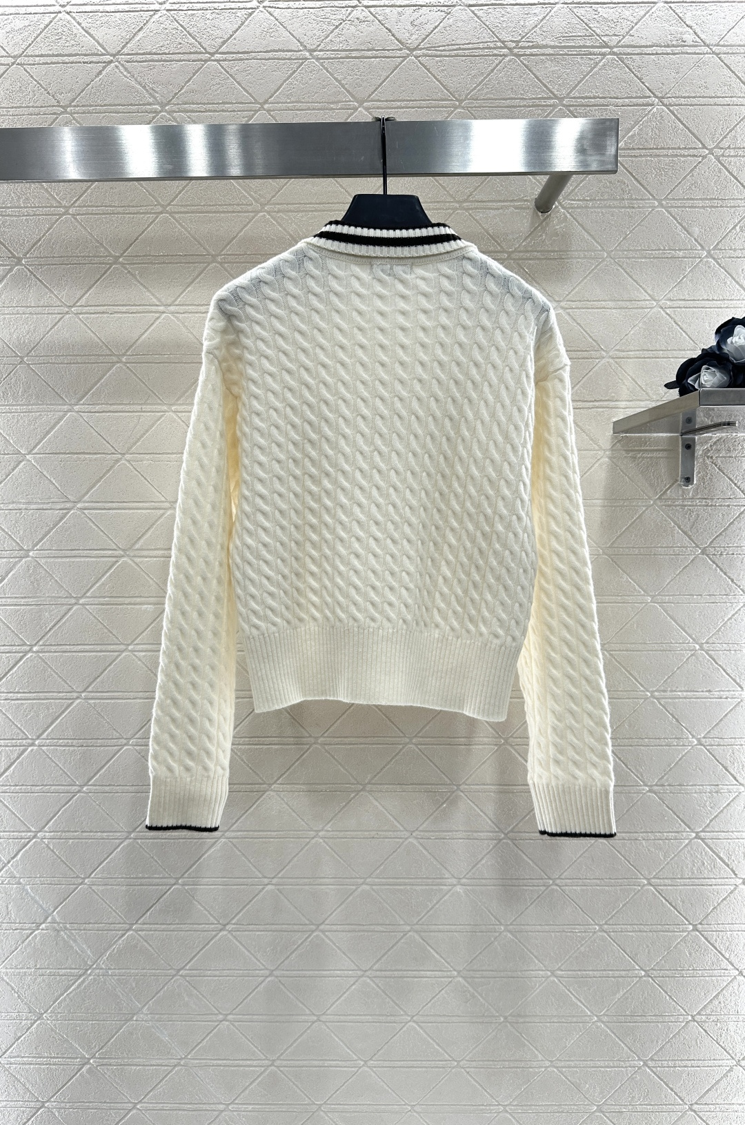 ♥BC*♥2025新品上架
 钩花条纹翻领针织上衣
定制YB羊绒针织材质 质感高级 舒适柔软 翻领常规毛