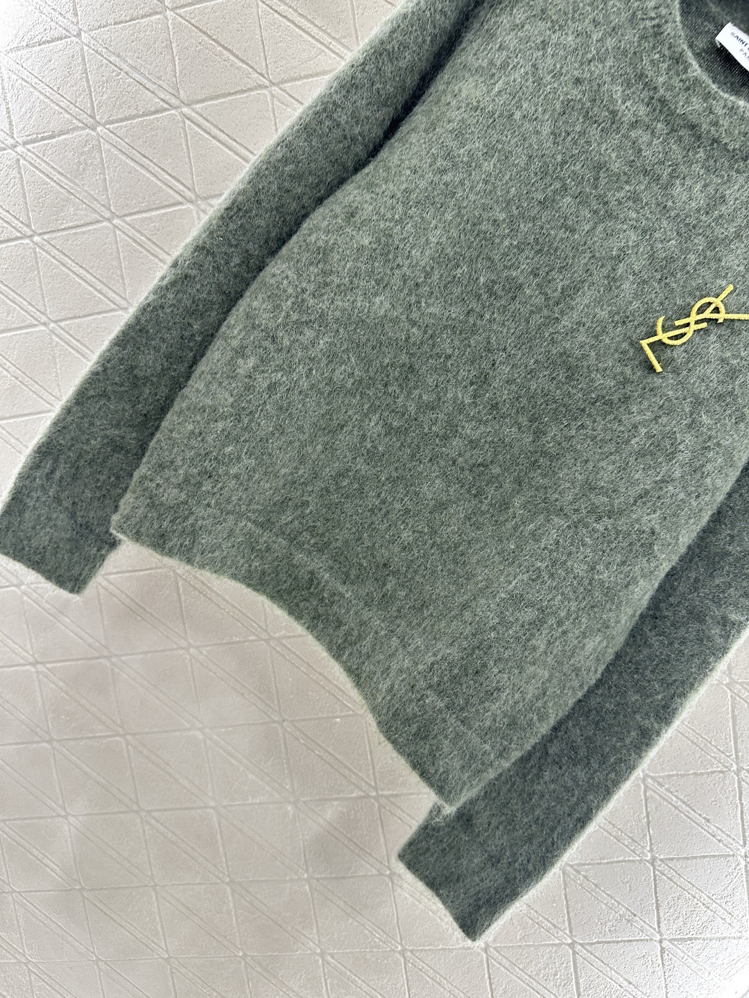 ♥Sanint Lauren*♥2025新品上架
      胸针字母针织毛衣
定制YB羊毛纱线织造 柔